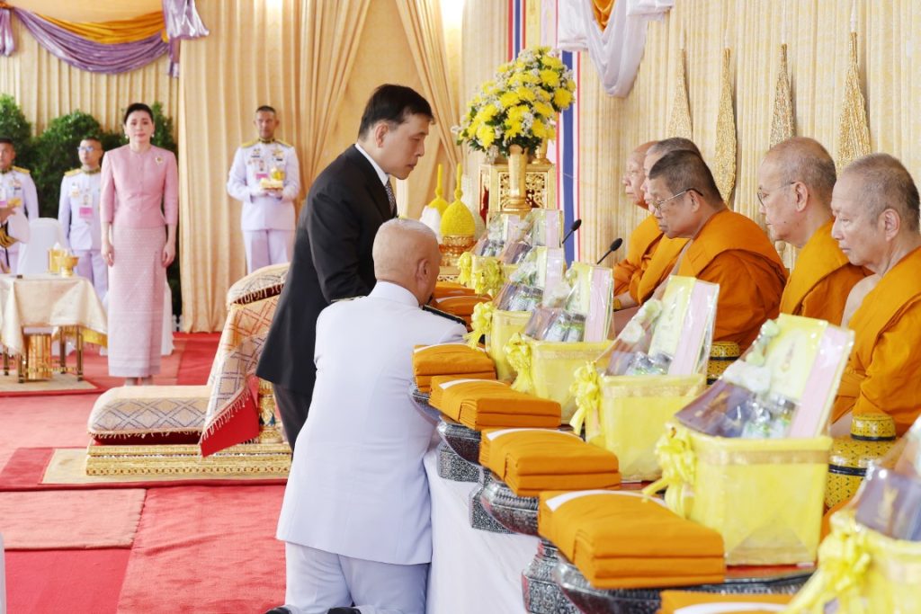 พระบาทสมเด็จพระเจ้าอยู่หัว และสมเด็จพระนางเจ้า ฯ พระบรมราชินี เสด็จพระราชดำเนินโดยรถยนต์พระที่นั่ง จากพระที่นั่งอัมพรสถาน พระราชวังดุสิต ไปทรงสักการะพระบรมสารีริกธาตุ (พระเขี้ยวแก้ว) จากสาธารณรัฐประชาชนจีนมาประดิษฐานในประเทศไทย เป็นการชั่วคราว เนื่องในโอกาสพระราชพิธีมหามงคลเฉลิมพระชนมพรรษา ๖ รอบ ๒๘ กรกฎาคม ๒๕๖๗ ณ มณฑลพิธี ท้องสนามหลวง เขตพระนคร กรุงเทพมหานคร