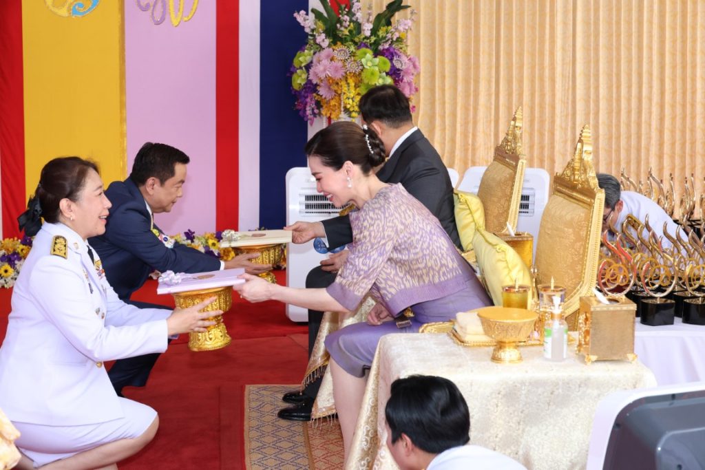 พระบาทสมเด็จพระเจ้าอยู่หัว และสมเด็จพระนางเจ้า ฯ พระบรมราชินี เสด็จพระราชดำเนินโดยรถยนต์พระที่นั่ง จากพระที่นั่งอัมพรสถาน พระราชวังดุสิต ไปทรงเปิดสวนสาธารณะ เฉลิมพระเกียรติ“เปรมประชาวนารักษ์” เนื่องในโอกาสพระราชพิธีมหามงคลเฉลิมพระชนมพรรษา ๖ รอบ ๒๘ กรกฎาคม ๒๕๖๗ ณ พื้นที่ถนนกำแพงเพชร ๖ แนวขนานคลองเปรมประชากร เขตหลักสี่ กรุงเทพมหานคร