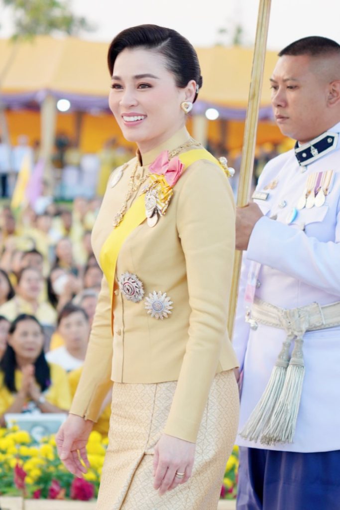 เวลา ๑๗.๔๗ น. พระบาทสมเด็จพระเจ้าอยู่หัว และสมเด็จพระนางเจ้า ฯ พระบรมราชินี เสด็จพระราชดำเนินไปในการพระราชพิธีทรงบำเพ็ญพระราชกุศลทักษิณานุปทาน เนื่องในวันคล้ายวันพระบรม ราชสมภพพระบาทสมเด็จพระบรมชนกาธิเบศร มหาภูมิพลอดุลยเดชมหาราช บรมนาถบพิตร พุทธศักราช ๒๕๖๗ ณ พระที่นั่งอมรินทรวินิจฉัย พระบรมมหาราชวัง