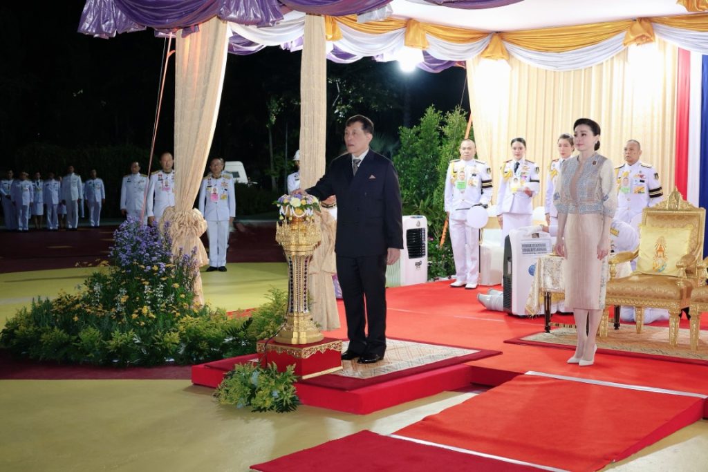 พระบาทสมเด็จพระเจ้าอยู่หัว และสมเด็จพระนางเจ้า ฯ พระบรมราชินี เสด็จพระราชดำเนินโดยรถยนต์พระที่นั่ง จากพระที่นั่งอัมพรสถาน พระราชวังดุสิต ไปยังท่าอากาศยานทหาร ดอนเมือง เพื่อประทับเครื่องบินพระที่นั่ง เสด็จพระราชดำเนินไปทรงเปิดการประชุมวิชาการนานาชาติ “จากการพัฒนา ทางเลือกมุ่งสู่การพัฒนาที่ยั่งยืน : เสริมสร้างความเข้มแข็งให้กับการพัฒนาทางเลือก เพื่อรับมือการท้าทายทุกประเด็น ของโลก” (The Royal Project International Conference : From Alternative Development to Sustainable Development Goals : Empowering Alternative Development to Address Global Challenges) และทรงเปิดงานโครงการหลวง ๒๕๖๗ “Hats on Hills ห่มเขาด้วยเงาไม้ ใต้ร่มพระบารมี ๕๕ ปี โครงการหลวง” ณ อุทยานหลวงราชพฤกษ์ อำเภอเมืองเชียงใหม่ จังหวัดเชียงใหม่