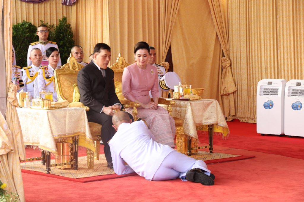 พระบาทสมเด็จพระเจ้าอยู่หัว และสมเด็จพระนางเจ้า ฯ พระบรมราชินี เสด็จพระราชดำเนินโดยรถยนต์พระที่นั่ง จากพระที่นั่งอัมพรสถาน พระราชวังดุสิต ไปทรงสักการะพระบรมสารีริกธาตุ (พระเขี้ยวแก้ว) จากสาธารณรัฐประชาชนจีนมาประดิษฐานในประเทศไทย เป็นการชั่วคราว เนื่องในโอกาสพระราชพิธีมหามงคลเฉลิมพระชนมพรรษา ๖ รอบ ๒๘ กรกฎาคม ๒๕๖๗ ณ มณฑลพิธี ท้องสนามหลวง เขตพระนคร กรุงเทพมหานคร