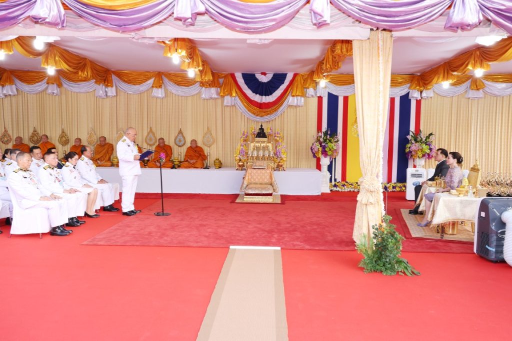 พระบาทสมเด็จพระเจ้าอยู่หัว และสมเด็จพระนางเจ้า ฯ พระบรมราชินี เสด็จพระราชดำเนินโดยรถยนต์พระที่นั่ง จากพระที่นั่งอัมพรสถาน พระราชวังดุสิต ไปทรงเปิดสวนสาธารณะ เฉลิมพระเกียรติ“เปรมประชาวนารักษ์” เนื่องในโอกาสพระราชพิธีมหามงคลเฉลิมพระชนมพรรษา ๖ รอบ ๒๘ กรกฎาคม ๒๕๖๗ ณ พื้นที่ถนนกำแพงเพชร ๖ แนวขนานคลองเปรมประชากร เขตหลักสี่ กรุงเทพมหานคร