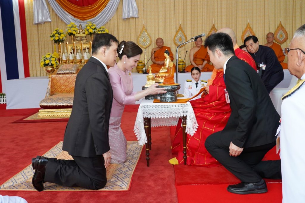 พระบาทสมเด็จพระเจ้าอยู่หัว และสมเด็จพระนางเจ้า ฯ พระบรมราชินี เสด็จพระราชดำเนินโดยรถยนต์พระที่นั่ง จากพระที่นั่งอัมพรสถาน พระราชวังดุสิต ไปทรงสักการะพระบรมสารีริกธาตุ (พระเขี้ยวแก้ว) จากสาธารณรัฐประชาชนจีนมาประดิษฐานในประเทศไทย เป็นการชั่วคราว เนื่องในโอกาสพระราชพิธีมหามงคลเฉลิมพระชนมพรรษา ๖ รอบ ๒๘ กรกฎาคม ๒๕๖๗ ณ มณฑลพิธี ท้องสนามหลวง เขตพระนคร กรุงเทพมหานคร