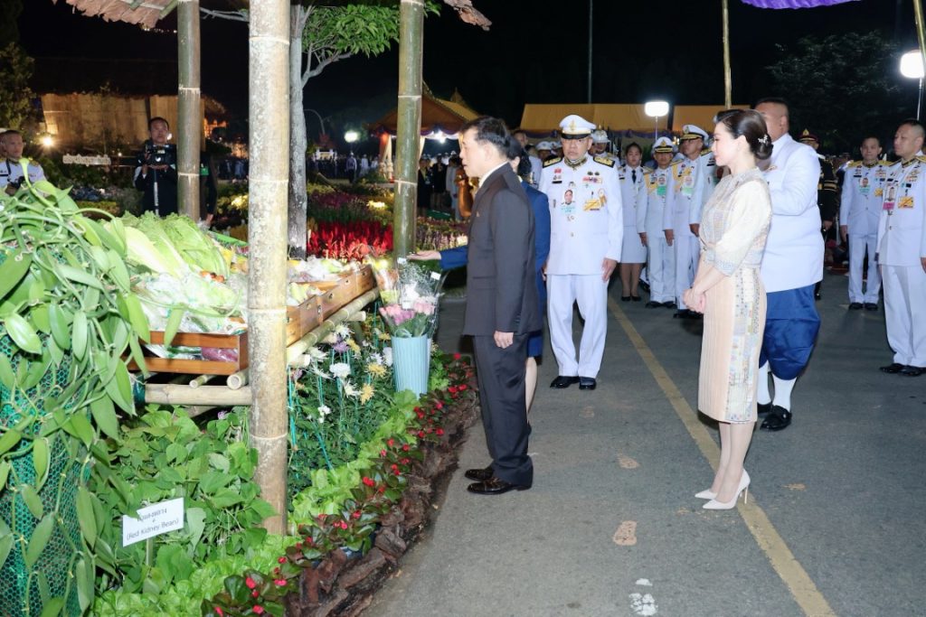 พระบาทสมเด็จพระเจ้าอยู่หัว และสมเด็จพระนางเจ้า ฯ พระบรมราชินี เสด็จพระราชดำเนินโดยรถยนต์พระที่นั่ง จากพระที่นั่งอัมพรสถาน พระราชวังดุสิต ไปยังท่าอากาศยานทหาร ดอนเมือง เพื่อประทับเครื่องบินพระที่นั่ง เสด็จพระราชดำเนินไปทรงเปิดการประชุมวิชาการนานาชาติ “จากการพัฒนา ทางเลือกมุ่งสู่การพัฒนาที่ยั่งยืน : เสริมสร้างความเข้มแข็งให้กับการพัฒนาทางเลือก เพื่อรับมือการท้าทายทุกประเด็น ของโลก” (The Royal Project International Conference : From Alternative Development to Sustainable Development Goals : Empowering Alternative Development to Address Global Challenges) และทรงเปิดงานโครงการหลวง ๒๕๖๗ “Hats on Hills ห่มเขาด้วยเงาไม้ ใต้ร่มพระบารมี ๕๕ ปี โครงการหลวง” ณ อุทยานหลวงราชพฤกษ์ อำเภอเมืองเชียงใหม่ จังหวัดเชียงใหม่