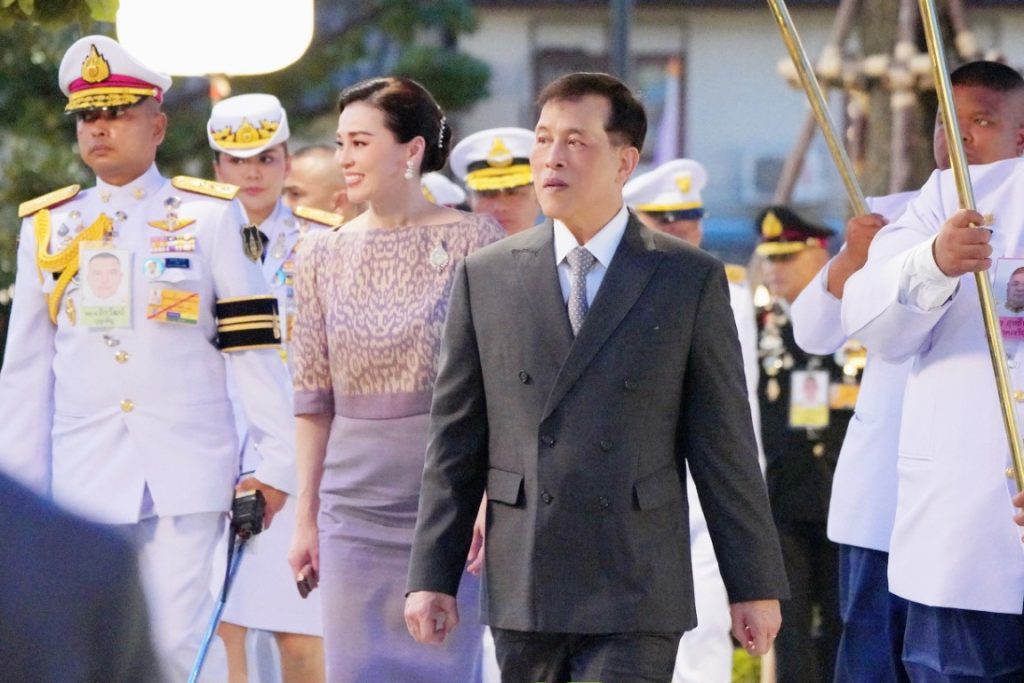 พระบาทสมเด็จพระเจ้าอยู่หัว และสมเด็จพระนางเจ้า ฯ พระบรมราชินี เสด็จพระราชดำเนินโดยรถยนต์พระที่นั่ง จากพระที่นั่งอัมพรสถาน พระราชวังดุสิต ไปทรงเปิดสวนสาธารณะ เฉลิมพระเกียรติ“เปรมประชาวนารักษ์” เนื่องในโอกาสพระราชพิธีมหามงคลเฉลิมพระชนมพรรษา ๖ รอบ ๒๘ กรกฎาคม ๒๕๖๗ ณ พื้นที่ถนนกำแพงเพชร ๖ แนวขนานคลองเปรมประชากร เขตหลักสี่ กรุงเทพมหานคร