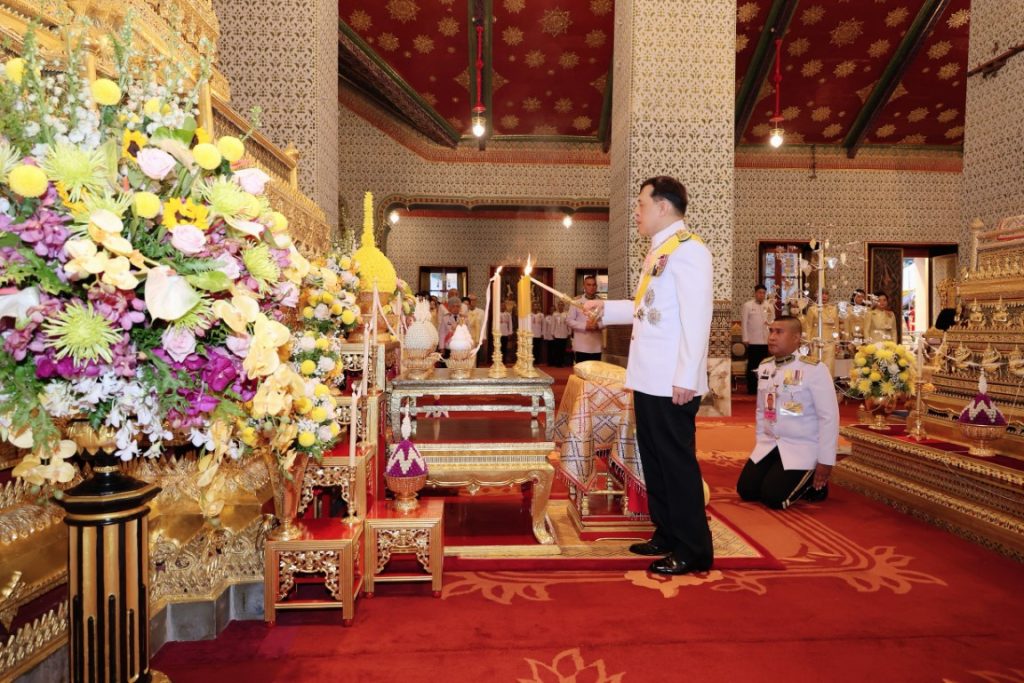 เวลา ๑๗.๔๗ น. พระบาทสมเด็จพระเจ้าอยู่หัว และสมเด็จพระนางเจ้า ฯ พระบรมราชินี เสด็จพระราชดำเนินไปในการพระราชพิธีทรงบำเพ็ญพระราชกุศลทักษิณานุปทาน เนื่องในวันคล้ายวันพระบรม ราชสมภพพระบาทสมเด็จพระบรมชนกาธิเบศร มหาภูมิพลอดุลยเดชมหาราช บรมนาถบพิตร พุทธศักราช ๒๕๖๗ ณ พระที่นั่งอมรินทรวินิจฉัย พระบรมมหาราชวัง