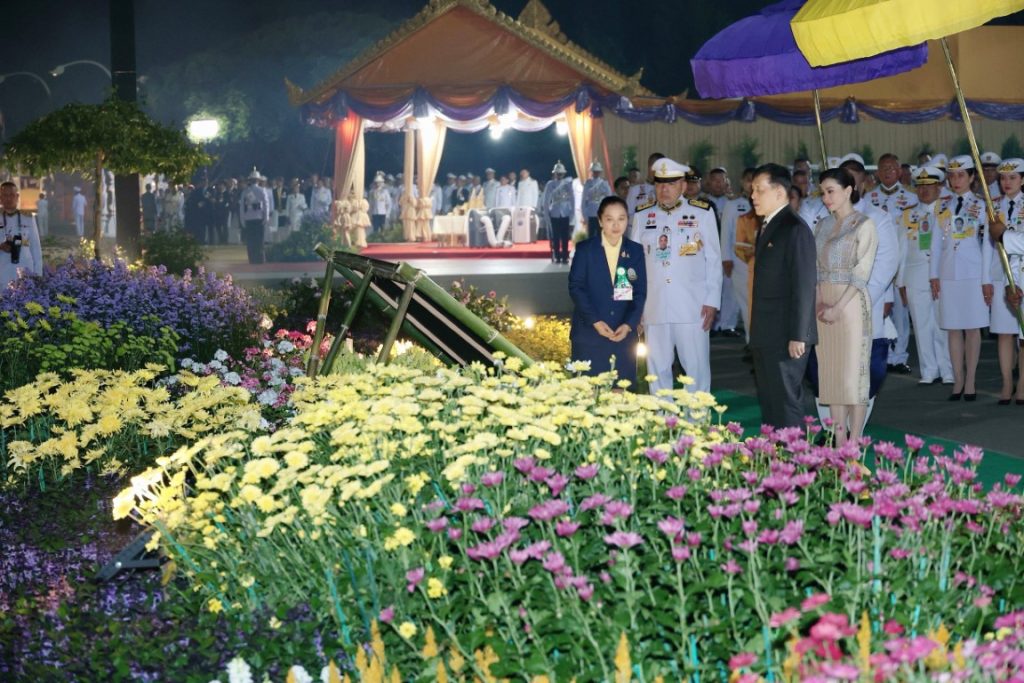 พระบาทสมเด็จพระเจ้าอยู่หัว และสมเด็จพระนางเจ้า ฯ พระบรมราชินี เสด็จพระราชดำเนินโดยรถยนต์พระที่นั่ง จากพระที่นั่งอัมพรสถาน พระราชวังดุสิต ไปยังท่าอากาศยานทหาร ดอนเมือง เพื่อประทับเครื่องบินพระที่นั่ง เสด็จพระราชดำเนินไปทรงเปิดการประชุมวิชาการนานาชาติ “จากการพัฒนา ทางเลือกมุ่งสู่การพัฒนาที่ยั่งยืน : เสริมสร้างความเข้มแข็งให้กับการพัฒนาทางเลือก เพื่อรับมือการท้าทายทุกประเด็น ของโลก” (The Royal Project International Conference : From Alternative Development to Sustainable Development Goals : Empowering Alternative Development to Address Global Challenges) และทรงเปิดงานโครงการหลวง ๒๕๖๗ “Hats on Hills ห่มเขาด้วยเงาไม้ ใต้ร่มพระบารมี ๕๕ ปี โครงการหลวง” ณ อุทยานหลวงราชพฤกษ์ อำเภอเมืองเชียงใหม่ จังหวัดเชียงใหม่