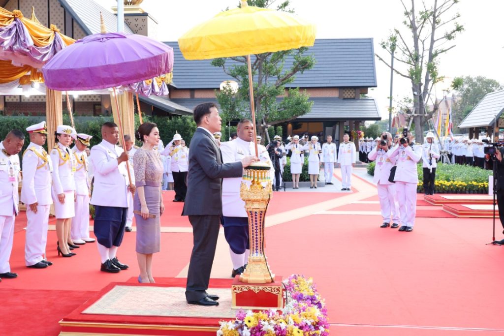 พระบาทสมเด็จพระเจ้าอยู่หัว และสมเด็จพระนางเจ้า ฯ พระบรมราชินี เสด็จพระราชดำเนินโดยรถยนต์พระที่นั่ง จากพระที่นั่งอัมพรสถาน พระราชวังดุสิต ไปทรงเปิดสวนสาธารณะ เฉลิมพระเกียรติ“เปรมประชาวนารักษ์” เนื่องในโอกาสพระราชพิธีมหามงคลเฉลิมพระชนมพรรษา ๖ รอบ ๒๘ กรกฎาคม ๒๕๖๗ ณ พื้นที่ถนนกำแพงเพชร ๖ แนวขนานคลองเปรมประชากร เขตหลักสี่ กรุงเทพมหานคร