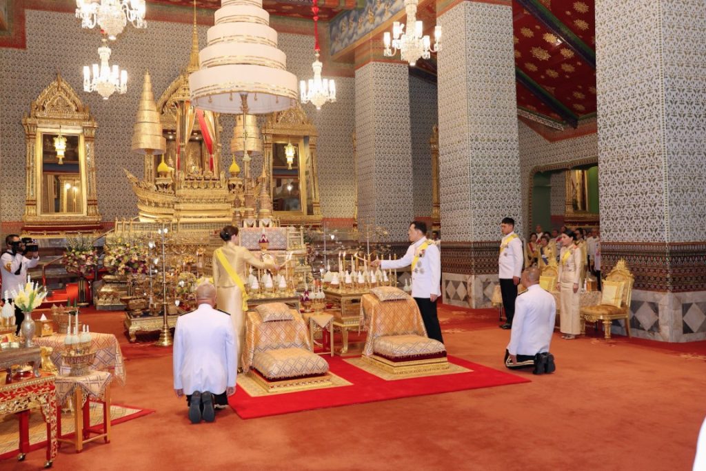 เวลา ๑๗.๔๗ น. พระบาทสมเด็จพระเจ้าอยู่หัว และสมเด็จพระนางเจ้า ฯ พระบรมราชินี เสด็จพระราชดำเนินไปในการพระราชพิธีทรงบำเพ็ญพระราชกุศลทักษิณานุปทาน เนื่องในวันคล้ายวันพระบรม ราชสมภพพระบาทสมเด็จพระบรมชนกาธิเบศร มหาภูมิพลอดุลยเดชมหาราช บรมนาถบพิตร พุทธศักราช ๒๕๖๗ ณ พระที่นั่งอมรินทรวินิจฉัย พระบรมมหาราชวัง