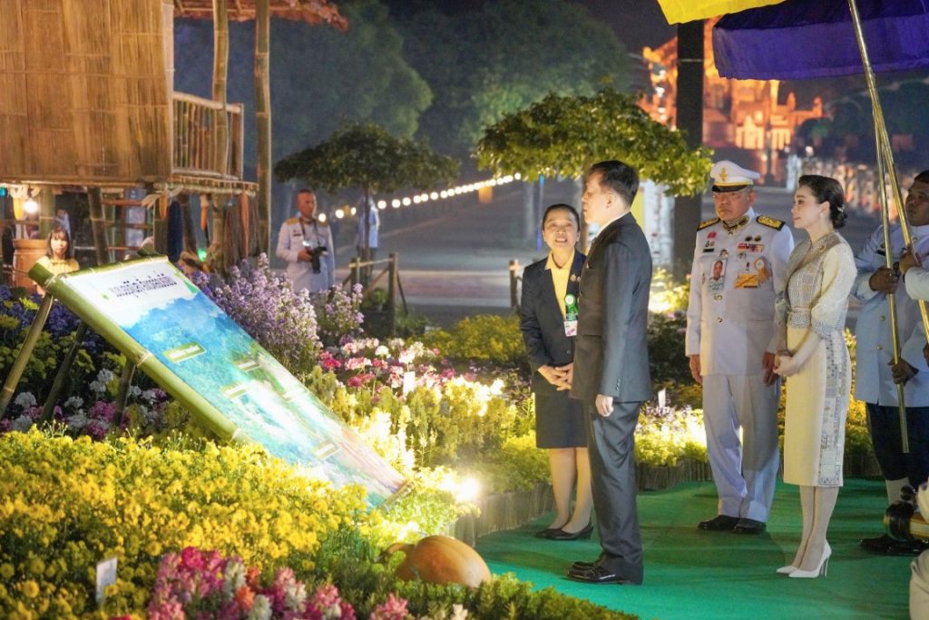 พระบาทสมเด็จพระเจ้าอยู่หัว และสมเด็จพระนางเจ้า ฯ พระบรมราชินี เสด็จพระราชดำเนินโดยรถยนต์พระที่นั่ง จากพระที่นั่งอัมพรสถาน พระราชวังดุสิต ไปยังท่าอากาศยานทหาร ดอนเมือง เพื่อประทับเครื่องบินพระที่นั่ง เสด็จพระราชดำเนินไปทรงเปิดการประชุมวิชาการนานาชาติ “จากการพัฒนา ทางเลือกมุ่งสู่การพัฒนาที่ยั่งยืน : เสริมสร้างความเข้มแข็งให้กับการพัฒนาทางเลือก เพื่อรับมือการท้าทายทุกประเด็น ของโลก” (The Royal Project International Conference : From Alternative Development to Sustainable Development Goals : Empowering Alternative Development to Address Global Challenges) และทรงเปิดงานโครงการหลวง ๒๕๖๗ “Hats on Hills ห่มเขาด้วยเงาไม้ ใต้ร่มพระบารมี ๕๕ ปี โครงการหลวง” ณ อุทยานหลวงราชพฤกษ์ อำเภอเมืองเชียงใหม่ จังหวัดเชียงใหม่