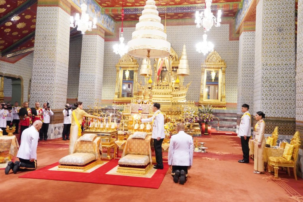 เวลา ๑๗.๔๗ น. พระบาทสมเด็จพระเจ้าอยู่หัว และสมเด็จพระนางเจ้า ฯ พระบรมราชินี เสด็จพระราชดำเนินไปในการพระราชพิธีทรงบำเพ็ญพระราชกุศลทักษิณานุปทาน เนื่องในวันคล้ายวันพระบรม ราชสมภพพระบาทสมเด็จพระบรมชนกาธิเบศร มหาภูมิพลอดุลยเดชมหาราช บรมนาถบพิตร พุทธศักราช ๒๕๖๗ ณ พระที่นั่งอมรินทรวินิจฉัย พระบรมมหาราชวัง