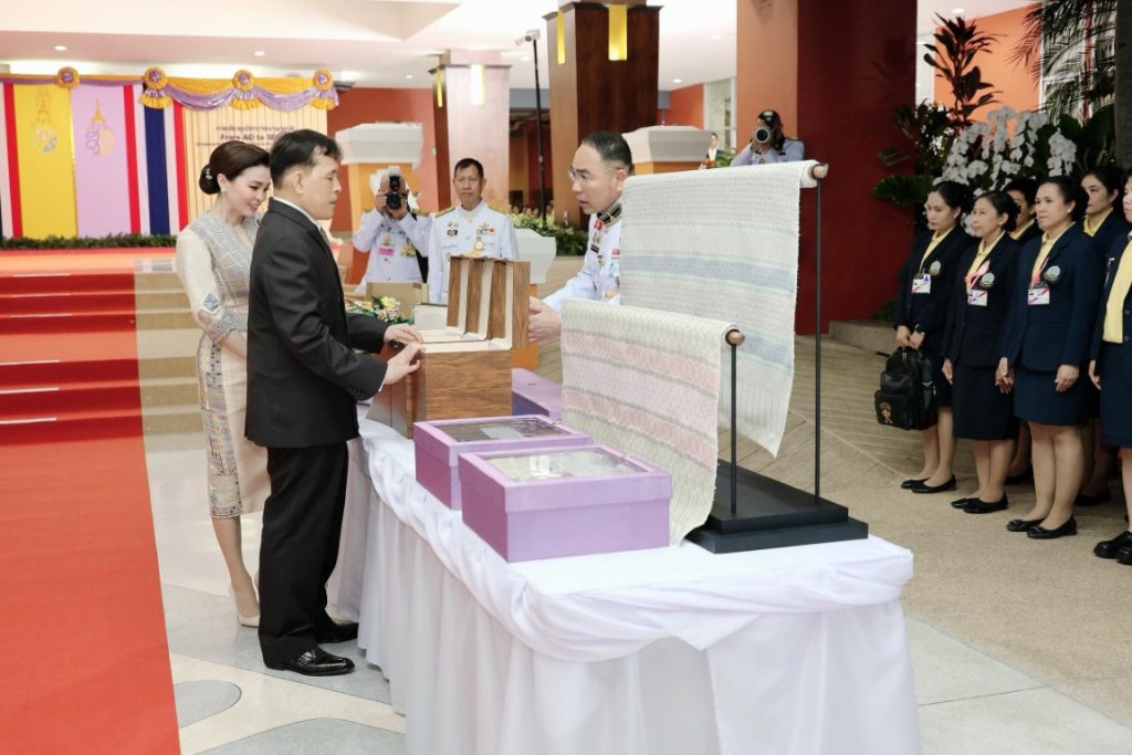 พระบาทสมเด็จพระเจ้าอยู่หัว และสมเด็จพระนางเจ้า ฯ พระบรมราชินี เสด็จพระราชดำเนินโดยรถยนต์พระที่นั่ง จากพระที่นั่งอัมพรสถาน พระราชวังดุสิต ไปยังท่าอากาศยานทหาร ดอนเมือง เพื่อประทับเครื่องบินพระที่นั่ง เสด็จพระราชดำเนินไปทรงเปิดการประชุมวิชาการนานาชาติ “จากการพัฒนา ทางเลือกมุ่งสู่การพัฒนาที่ยั่งยืน : เสริมสร้างความเข้มแข็งให้กับการพัฒนาทางเลือก เพื่อรับมือการท้าทายทุกประเด็น ของโลก” (The Royal Project International Conference : From Alternative Development to Sustainable Development Goals : Empowering Alternative Development to Address Global Challenges) และทรงเปิดงานโครงการหลวง ๒๕๖๗ “Hats on Hills ห่มเขาด้วยเงาไม้ ใต้ร่มพระบารมี ๕๕ ปี โครงการหลวง” ณ อุทยานหลวงราชพฤกษ์ อำเภอเมืองเชียงใหม่ จังหวัดเชียงใหม่