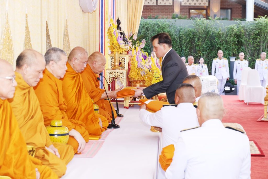 พระบาทสมเด็จพระเจ้าอยู่หัว และสมเด็จพระนางเจ้า ฯ พระบรมราชินี เสด็จพระราชดำเนินโดยรถยนต์พระที่นั่ง จากพระที่นั่งอัมพรสถาน พระราชวังดุสิต ไปทรงเปิดสวนสาธารณะ เฉลิมพระเกียรติ“เปรมประชาวนารักษ์” เนื่องในโอกาสพระราชพิธีมหามงคลเฉลิมพระชนมพรรษา ๖ รอบ ๒๘ กรกฎาคม ๒๕๖๗ ณ พื้นที่ถนนกำแพงเพชร ๖ แนวขนานคลองเปรมประชากร เขตหลักสี่ กรุงเทพมหานคร