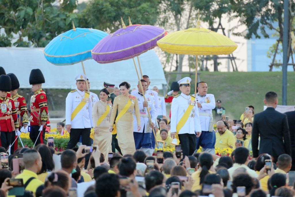 เวลา ๑๗.๔๗ น. พระบาทสมเด็จพระเจ้าอยู่หัว และสมเด็จพระนางเจ้า ฯ พระบรมราชินี เสด็จพระราชดำเนินไปในการพระราชพิธีทรงบำเพ็ญพระราชกุศลทักษิณานุปทาน เนื่องในวันคล้ายวันพระบรม ราชสมภพพระบาทสมเด็จพระบรมชนกาธิเบศร มหาภูมิพลอดุลยเดชมหาราช บรมนาถบพิตร พุทธศักราช ๒๕๖๗ ณ พระที่นั่งอมรินทรวินิจฉัย พระบรมมหาราชวัง