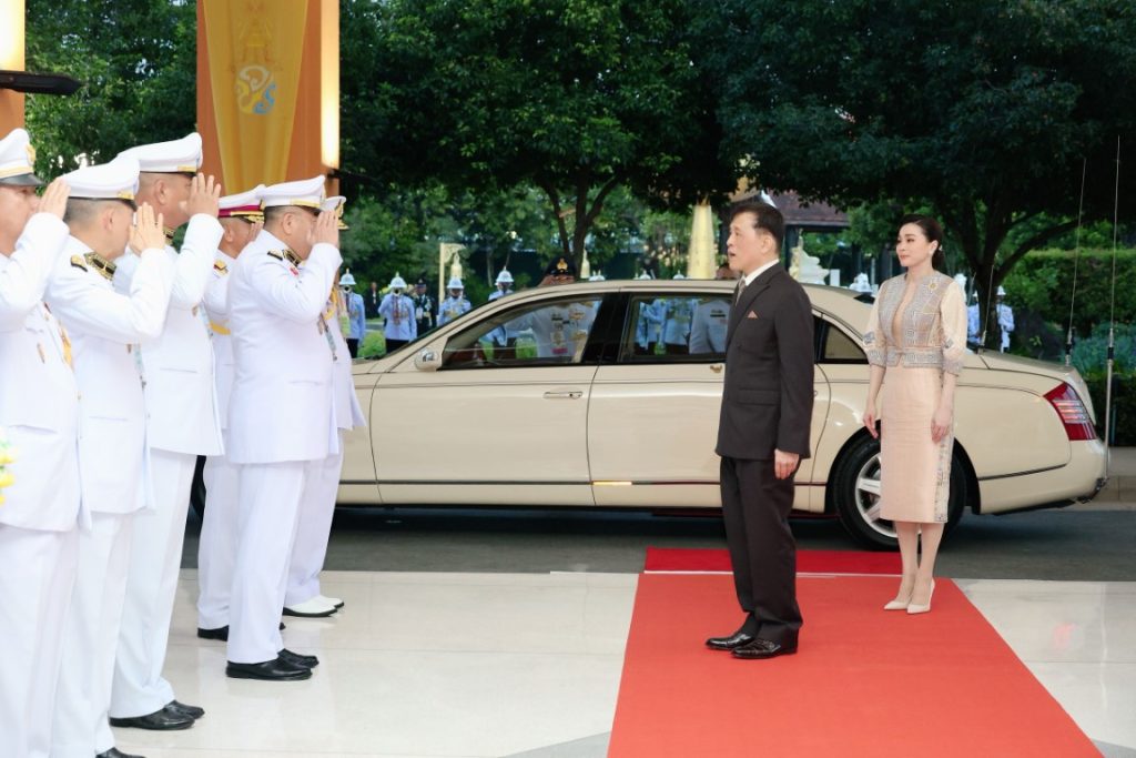 พระบาทสมเด็จพระเจ้าอยู่หัว และสมเด็จพระนางเจ้า ฯ พระบรมราชินี เสด็จพระราชดำเนินโดยรถยนต์พระที่นั่ง จากพระที่นั่งอัมพรสถาน พระราชวังดุสิต ไปยังท่าอากาศยานทหาร ดอนเมือง เพื่อประทับเครื่องบินพระที่นั่ง เสด็จพระราชดำเนินไปทรงเปิดการประชุมวิชาการนานาชาติ “จากการพัฒนา ทางเลือกมุ่งสู่การพัฒนาที่ยั่งยืน : เสริมสร้างความเข้มแข็งให้กับการพัฒนาทางเลือก เพื่อรับมือการท้าทายทุกประเด็น ของโลก” (The Royal Project International Conference : From Alternative Development to Sustainable Development Goals : Empowering Alternative Development to Address Global Challenges) และทรงเปิดงานโครงการหลวง ๒๕๖๗ “Hats on Hills ห่มเขาด้วยเงาไม้ ใต้ร่มพระบารมี ๕๕ ปี โครงการหลวง” ณ อุทยานหลวงราชพฤกษ์ อำเภอเมืองเชียงใหม่ จังหวัดเชียงใหม่