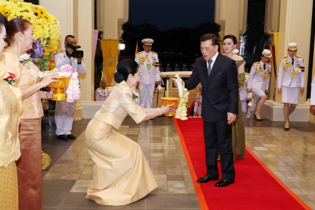 วันนี้ เวลา ๑๘.๐๐ น. พระบาทสมเด็จพระเจ้าอยู่หัว และสมเด็จพระนางเจ้า ฯ พระบรมราชินี เสด็จพระราชดําเนินโดยรถยนต์พระที่นั่ง จากพระที่นั่งอัมพรสถาน พระราชวังดุสิต ไปทอดพระเนตรการแสดงดนตรี ออร์เคสตราเฉลิมพระเกียรติพระบาทสมเด็จพระเจ้าอยู่หัว เนื่องในโอกาสพระราชพิธีมหามงคลเฉลิมพระชนมพรรษา ๖ รอบ ๒๘ กรกฎาคม ๒๕๖๗ ณ หอประชุมนวมภูมินทร์ วชิราวุธวิทยาลัย เขตดุสิต กรุงเทพมหานคร