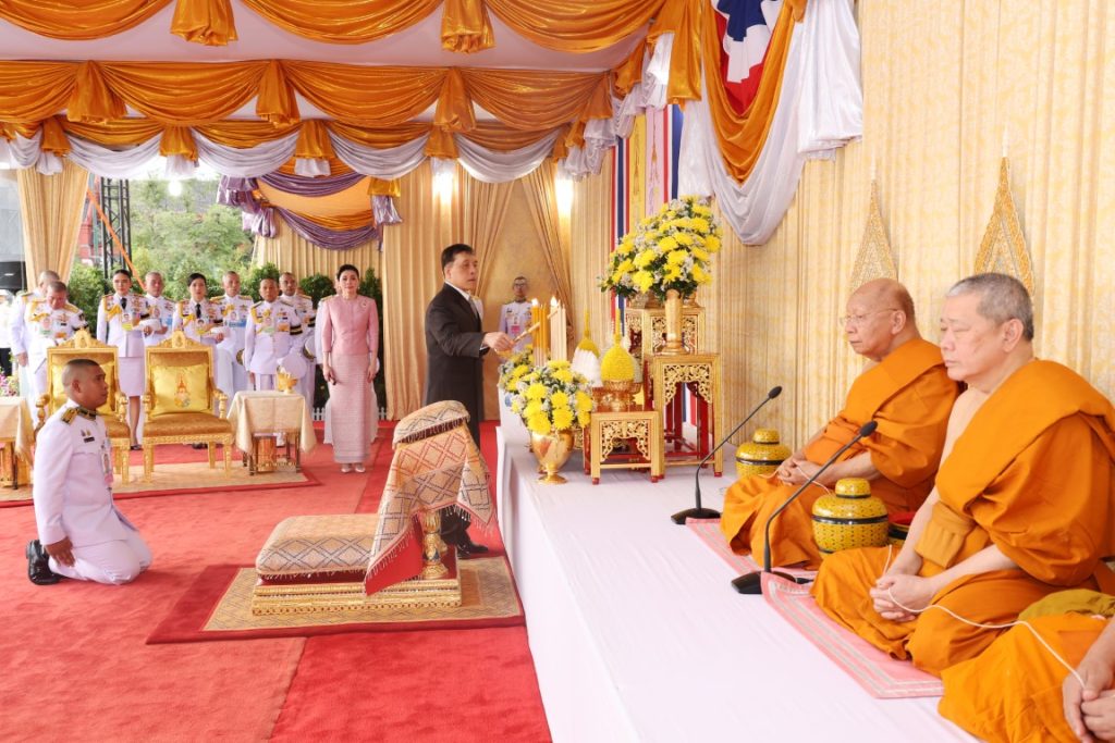 พระบาทสมเด็จพระเจ้าอยู่หัว และสมเด็จพระนางเจ้า ฯ พระบรมราชินี เสด็จพระราชดำเนินโดยรถยนต์พระที่นั่ง จากพระที่นั่งอัมพรสถาน พระราชวังดุสิต ไปทรงสักการะพระบรมสารีริกธาตุ (พระเขี้ยวแก้ว) จากสาธารณรัฐประชาชนจีนมาประดิษฐานในประเทศไทย เป็นการชั่วคราว เนื่องในโอกาสพระราชพิธีมหามงคลเฉลิมพระชนมพรรษา ๖ รอบ ๒๘ กรกฎาคม ๒๕๖๗ ณ มณฑลพิธี ท้องสนามหลวง เขตพระนคร กรุงเทพมหานคร