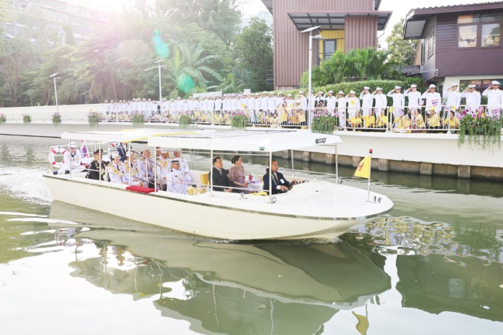 พระบาทสมเด็จพระเจ้าอยู่หัว และสมเด็จพระนางเจ้า ฯ พระบรมราชินี เสด็จพระราชดำเนินโดยรถยนต์พระที่นั่ง จากพระที่นั่งอัมพรสถาน พระราชวังดุสิต ไปทรงเปิดสวนสาธารณะ เฉลิมพระเกียรติ“เปรมประชาวนารักษ์” เนื่องในโอกาสพระราชพิธีมหามงคลเฉลิมพระชนมพรรษา ๖ รอบ ๒๘ กรกฎาคม ๒๕๖๗ ณ พื้นที่ถนนกำแพงเพชร ๖ แนวขนานคลองเปรมประชากร เขตหลักสี่ กรุงเทพมหานคร