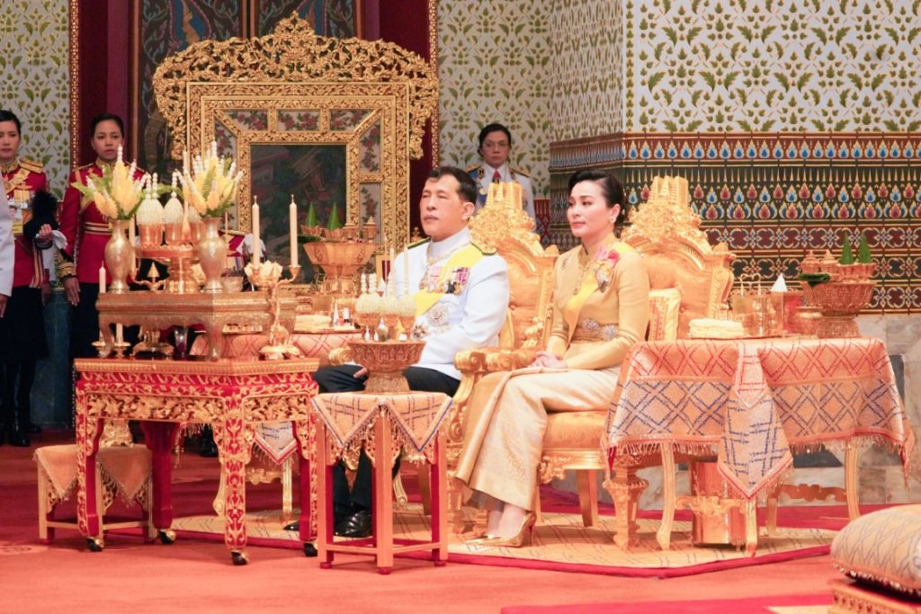 เวลา ๑๗.๔๗ น. พระบาทสมเด็จพระเจ้าอยู่หัว และสมเด็จพระนางเจ้า ฯ พระบรมราชินี เสด็จพระราชดำเนินไปในการพระราชพิธีทรงบำเพ็ญพระราชกุศลทักษิณานุปทาน เนื่องในวันคล้ายวันพระบรม ราชสมภพพระบาทสมเด็จพระบรมชนกาธิเบศร มหาภูมิพลอดุลยเดชมหาราช บรมนาถบพิตร พุทธศักราช ๒๕๖๗ ณ พระที่นั่งอมรินทรวินิจฉัย พระบรมมหาราชวัง