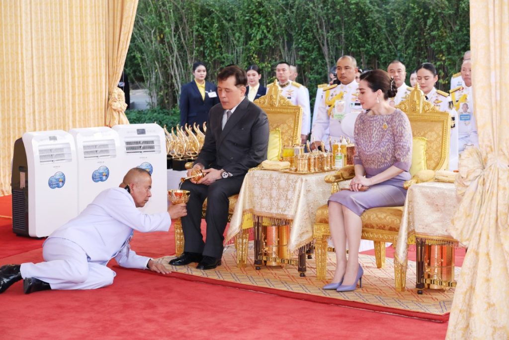 พระบาทสมเด็จพระเจ้าอยู่หัว และสมเด็จพระนางเจ้า ฯ พระบรมราชินี เสด็จพระราชดำเนินโดยรถยนต์พระที่นั่ง จากพระที่นั่งอัมพรสถาน พระราชวังดุสิต ไปทรงเปิดสวนสาธารณะ เฉลิมพระเกียรติ“เปรมประชาวนารักษ์” เนื่องในโอกาสพระราชพิธีมหามงคลเฉลิมพระชนมพรรษา ๖ รอบ ๒๘ กรกฎาคม ๒๕๖๗ ณ พื้นที่ถนนกำแพงเพชร ๖ แนวขนานคลองเปรมประชากร เขตหลักสี่ กรุงเทพมหานคร