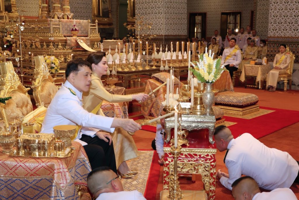 เวลา ๑๗.๔๗ น. พระบาทสมเด็จพระเจ้าอยู่หัว และสมเด็จพระนางเจ้า ฯ พระบรมราชินี เสด็จพระราชดำเนินไปในการพระราชพิธีทรงบำเพ็ญพระราชกุศลทักษิณานุปทาน เนื่องในวันคล้ายวันพระบรม ราชสมภพพระบาทสมเด็จพระบรมชนกาธิเบศร มหาภูมิพลอดุลยเดชมหาราช บรมนาถบพิตร พุทธศักราช ๒๕๖๗ ณ พระที่นั่งอมรินทรวินิจฉัย พระบรมมหาราชวัง