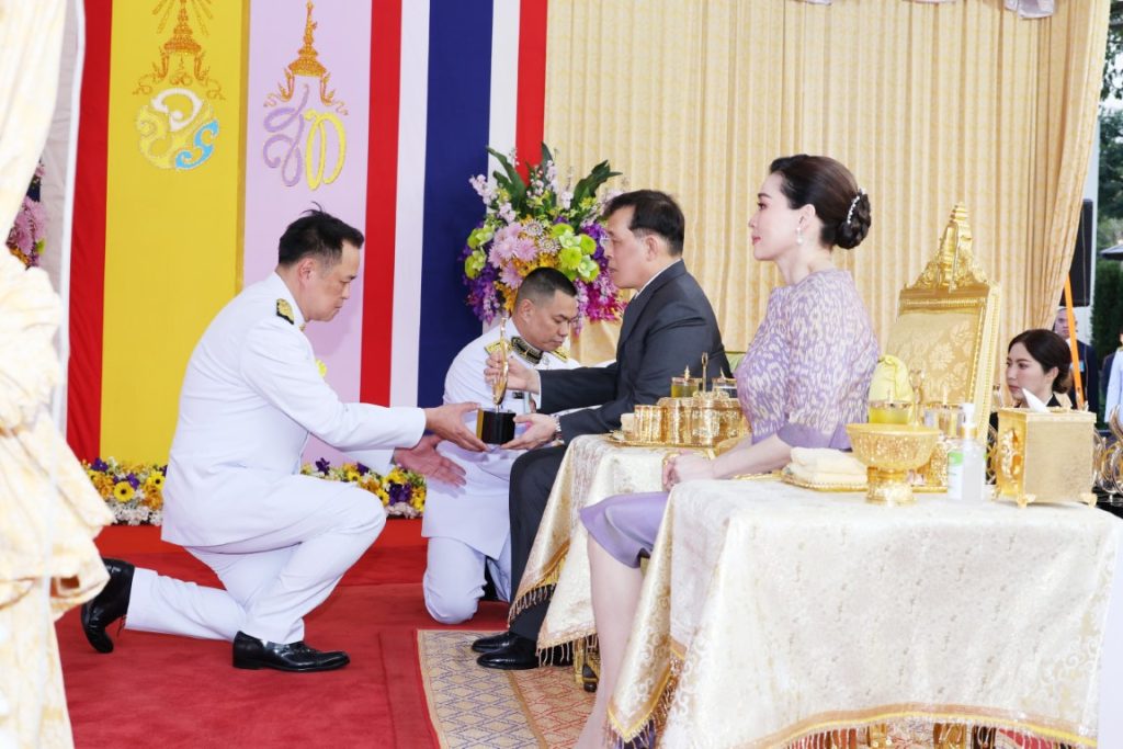พระบาทสมเด็จพระเจ้าอยู่หัว และสมเด็จพระนางเจ้า ฯ พระบรมราชินี เสด็จพระราชดำเนินโดยรถยนต์พระที่นั่ง จากพระที่นั่งอัมพรสถาน พระราชวังดุสิต ไปทรงเปิดสวนสาธารณะ เฉลิมพระเกียรติ“เปรมประชาวนารักษ์” เนื่องในโอกาสพระราชพิธีมหามงคลเฉลิมพระชนมพรรษา ๖ รอบ ๒๘ กรกฎาคม ๒๕๖๗ ณ พื้นที่ถนนกำแพงเพชร ๖ แนวขนานคลองเปรมประชากร เขตหลักสี่ กรุงเทพมหานคร