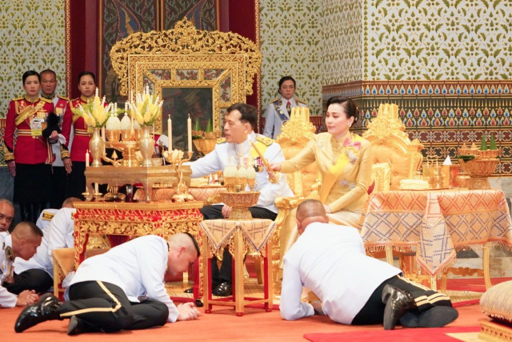 เวลา ๑๗.๔๗ น. พระบาทสมเด็จพระเจ้าอยู่หัว และสมเด็จพระนางเจ้า ฯ พระบรมราชินี เสด็จพระราชดำเนินไปในการพระราชพิธีทรงบำเพ็ญพระราชกุศลทักษิณานุปทาน เนื่องในวันคล้ายวันพระบรม ราชสมภพพระบาทสมเด็จพระบรมชนกาธิเบศร มหาภูมิพลอดุลยเดชมหาราช บรมนาถบพิตร พุทธศักราช ๒๕๖๗ ณ พระที่นั่งอมรินทรวินิจฉัย พระบรมมหาราชวัง