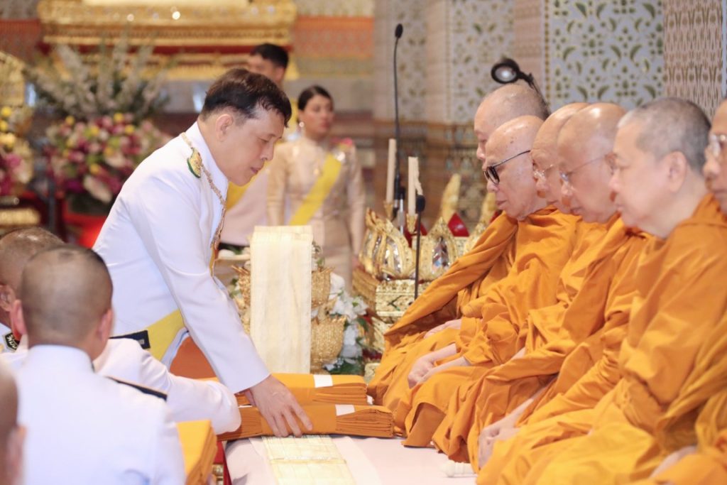 เวลา ๑๗.๔๗ น. พระบาทสมเด็จพระเจ้าอยู่หัว และสมเด็จพระนางเจ้า ฯ พระบรมราชินี เสด็จพระราชดำเนินไปในการพระราชพิธีทรงบำเพ็ญพระราชกุศลทักษิณานุปทาน เนื่องในวันคล้ายวันพระบรม ราชสมภพพระบาทสมเด็จพระบรมชนกาธิเบศร มหาภูมิพลอดุลยเดชมหาราช บรมนาถบพิตร พุทธศักราช ๒๕๖๗ ณ พระที่นั่งอมรินทรวินิจฉัย พระบรมมหาราชวัง