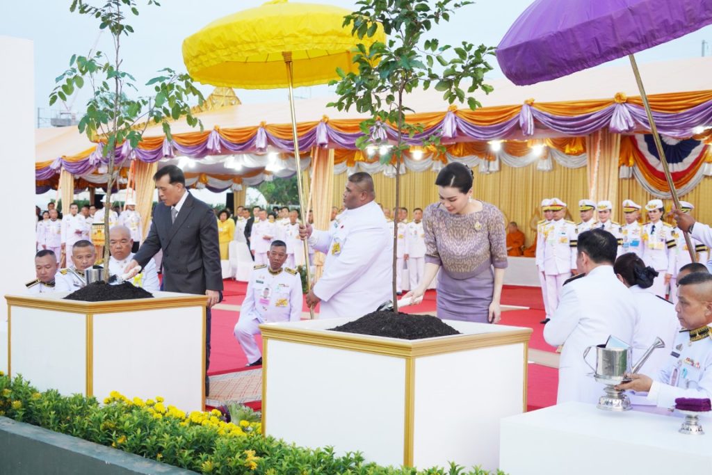 พระบาทสมเด็จพระเจ้าอยู่หัว และสมเด็จพระนางเจ้า ฯ พระบรมราชินี เสด็จพระราชดำเนินโดยรถยนต์พระที่นั่ง จากพระที่นั่งอัมพรสถาน พระราชวังดุสิต ไปทรงเปิดสวนสาธารณะ เฉลิมพระเกียรติ“เปรมประชาวนารักษ์” เนื่องในโอกาสพระราชพิธีมหามงคลเฉลิมพระชนมพรรษา ๖ รอบ ๒๘ กรกฎาคม ๒๕๖๗ ณ พื้นที่ถนนกำแพงเพชร ๖ แนวขนานคลองเปรมประชากร เขตหลักสี่ กรุงเทพมหานคร