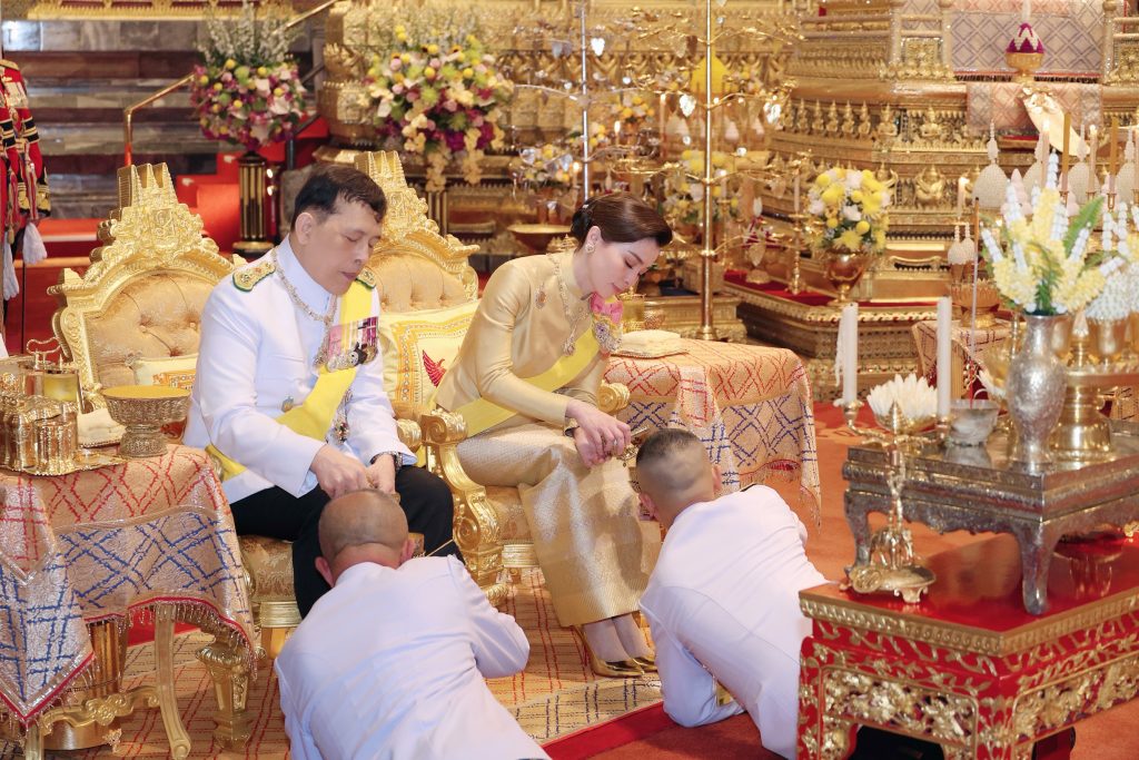 เวลา ๑๗.๔๗ น. พระบาทสมเด็จพระเจ้าอยู่หัว และสมเด็จพระนางเจ้า ฯ พระบรมราชินี เสด็จพระราชดำเนินไปในการพระราชพิธีทรงบำเพ็ญพระราชกุศลทักษิณานุปทาน เนื่องในวันคล้ายวันพระบรม ราชสมภพพระบาทสมเด็จพระบรมชนกาธิเบศร มหาภูมิพลอดุลยเดชมหาราช บรมนาถบพิตร พุทธศักราช ๒๕๖๗ ณ พระที่นั่งอมรินทรวินิจฉัย พระบรมมหาราชวัง