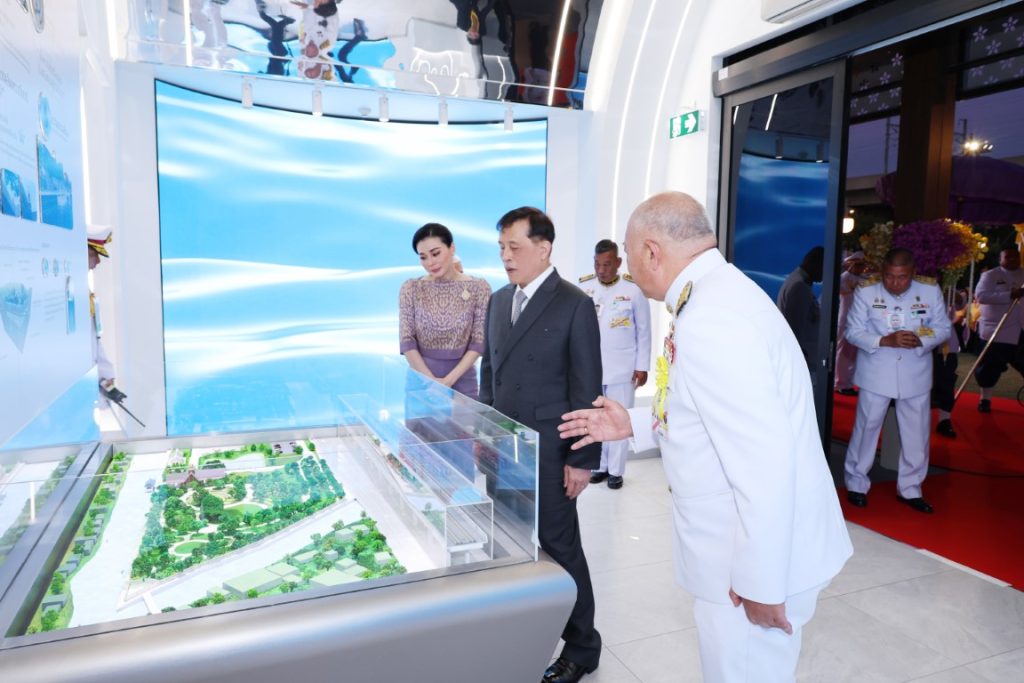 พระบาทสมเด็จพระเจ้าอยู่หัว และสมเด็จพระนางเจ้า ฯ พระบรมราชินี เสด็จพระราชดำเนินโดยรถยนต์พระที่นั่ง จากพระที่นั่งอัมพรสถาน พระราชวังดุสิต ไปทรงเปิดสวนสาธารณะ เฉลิมพระเกียรติ“เปรมประชาวนารักษ์” เนื่องในโอกาสพระราชพิธีมหามงคลเฉลิมพระชนมพรรษา ๖ รอบ ๒๘ กรกฎาคม ๒๕๖๗ ณ พื้นที่ถนนกำแพงเพชร ๖ แนวขนานคลองเปรมประชากร เขตหลักสี่ กรุงเทพมหานคร