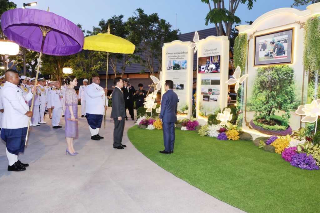 พระบาทสมเด็จพระเจ้าอยู่หัว และสมเด็จพระนางเจ้า ฯ พระบรมราชินี เสด็จพระราชดำเนินโดยรถยนต์พระที่นั่ง จากพระที่นั่งอัมพรสถาน พระราชวังดุสิต ไปทรงเปิดสวนสาธารณะ เฉลิมพระเกียรติ“เปรมประชาวนารักษ์” เนื่องในโอกาสพระราชพิธีมหามงคลเฉลิมพระชนมพรรษา ๖ รอบ ๒๘ กรกฎาคม ๒๕๖๗ ณ พื้นที่ถนนกำแพงเพชร ๖ แนวขนานคลองเปรมประชากร เขตหลักสี่ กรุงเทพมหานคร