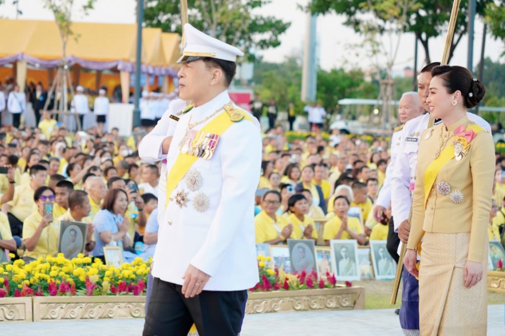 เวลา ๑๗.๔๗ น. พระบาทสมเด็จพระเจ้าอยู่หัว และสมเด็จพระนางเจ้า ฯ พระบรมราชินี เสด็จพระราชดำเนินไปในการพระราชพิธีทรงบำเพ็ญพระราชกุศลทักษิณานุปทาน เนื่องในวันคล้ายวันพระบรม ราชสมภพพระบาทสมเด็จพระบรมชนกาธิเบศร มหาภูมิพลอดุลยเดชมหาราช บรมนาถบพิตร พุทธศักราช ๒๕๖๗ ณ พระที่นั่งอมรินทรวินิจฉัย พระบรมมหาราชวัง