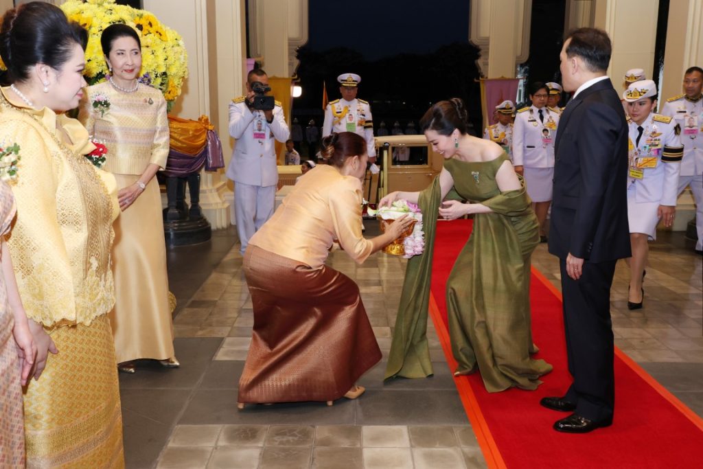 วันนี้ เวลา ๑๘.๐๐ น. พระบาทสมเด็จพระเจ้าอยู่หัว และสมเด็จพระนางเจ้า ฯ พระบรมราชินี เสด็จพระราชดําเนินโดยรถยนต์พระที่นั่ง จากพระที่นั่งอัมพรสถาน พระราชวังดุสิต ไปทอดพระเนตรการแสดงดนตรี ออร์เคสตราเฉลิมพระเกียรติพระบาทสมเด็จพระเจ้าอยู่หัว เนื่องในโอกาสพระราชพิธีมหามงคลเฉลิมพระชนมพรรษา ๖ รอบ ๒๘ กรกฎาคม ๒๕๖๗ ณ หอประชุมนวมภูมินทร์ วชิราวุธวิทยาลัย เขตดุสิต กรุงเทพมหานคร