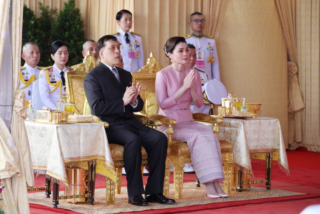พระบาทสมเด็จพระเจ้าอยู่หัว และสมเด็จพระนางเจ้า ฯ พระบรมราชินี เสด็จพระราชดำเนินโดยรถยนต์พระที่นั่ง จากพระที่นั่งอัมพรสถาน พระราชวังดุสิต ไปทรงสักการะพระบรมสารีริกธาตุ (พระเขี้ยวแก้ว) จากสาธารณรัฐประชาชนจีนมาประดิษฐานในประเทศไทย เป็นการชั่วคราว เนื่องในโอกาสพระราชพิธีมหามงคลเฉลิมพระชนมพรรษา ๖ รอบ ๒๘ กรกฎาคม ๒๕๖๗ ณ มณฑลพิธี ท้องสนามหลวง เขตพระนคร กรุงเทพมหานคร