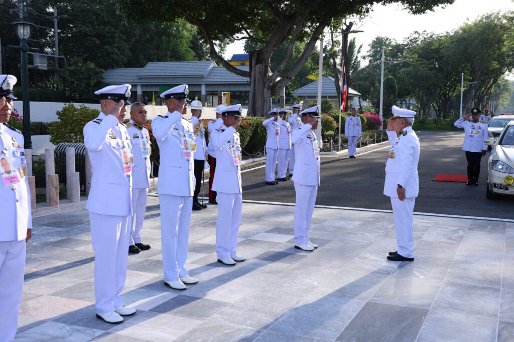 วันนี้ 7 ธันวาคม 2567 เวลา 07.53 น. พระบาทสมเด็จพระเจ้าอยู่หัว ทรงพระกรุณาโปรดเกล้า โปรดกระหม่อมให้ พลเอก สุรยุทธ์ จุลานนท์ ประธานองคมนตรี เป็นผู้แทนพระองค์ ไปในการบำเพ็ญ พระราชกุศลปล่อยโค นก และปลา เนื่องในวันคล้ายวันประสูติ สมเด็จพระเจ้าลูกเธอ เจ้าฟ้าพัชร กิติยาภา นเรนทิราเทพยวดี กรมหลวงราชสาริณีสิริพัชร มหาวัชรราชธิดา วันที่ 7 ธันวาคม 2567 ณ ท่าว่าสุกรี เขตดุสิต กรุงเทพมหานคร ในการนี้ ประธานองคมนตรี ประพรมน้ำพระพุทธมนต์ที่โคและปล่อยโค จำนวน 1 คู่ ทรงพระกรุณาโปรดเกล้าโปรดกระหม่อมพระราชทานแก่ครอบครัวเกษตรกร นายคำเพียร ชัยสิงห์ บ้านเลขที่ 109 หมู่ที่ 6 ตำบลโคกสูง อำเภอหนองกี่ จังหวัดบุรีรัมย์ เพื่อนำไปเลี้ยงขยายพันธุ์เพิ่มผลผลิต ประพรมน้ำพระพุทธมนต์ที่กรงนก ปล่อยนกเขาชวา จำนวน 47 ตัว กลับคืนสู่ธรรมชาติ ประพรมน้ำ พระพุทธมนต์ที่ตู้ปลา ตัดแถบแพร่ตู้ปลา ปล่อยพันธุ์ปลาน้ำจืด จำนวน 490,000 ตัว ซึ่งกรมประมงน้อมเกล้าน้อมกระหม่อมถวาย ประกอบด้วย ปลาตะเพียนขาว ปลาตะเพียนทอง ปลายี่สกไทย ปลาแก้มช้ำ ปลาสร้อยขาว ปลากระแห ปลาโพง ปลาสวาย และปลาชะโอน ลงแม่น้ำเจ้าพระยา เพื่อให้เจริญเติบโตรักษาความสมดุลตามระบบนิเวศน์ และเพาะขยายพันธุ์ตามธรรมชาติต่อไป