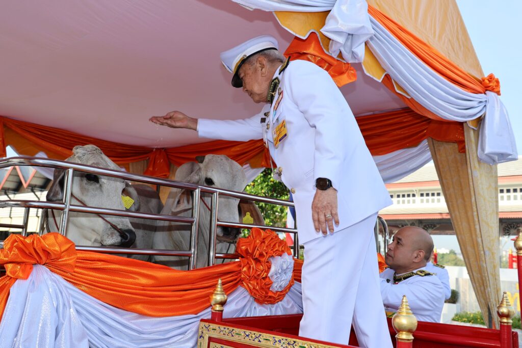วันนี้ 7 ธันวาคม 2567 เวลา 07.53 น. พระบาทสมเด็จพระเจ้าอยู่หัว ทรงพระกรุณาโปรดเกล้า โปรดกระหม่อมให้ พลเอก สุรยุทธ์ จุลานนท์ ประธานองคมนตรี เป็นผู้แทนพระองค์ ไปในการบำเพ็ญ พระราชกุศลปล่อยโค นก และปลา เนื่องในวันคล้ายวันประสูติ สมเด็จพระเจ้าลูกเธอ เจ้าฟ้าพัชร กิติยาภา นเรนทิราเทพยวดี กรมหลวงราชสาริณีสิริพัชร มหาวัชรราชธิดา วันที่ 7 ธันวาคม 2567 ณ ท่าว่าสุกรี เขตดุสิต กรุงเทพมหานคร ในการนี้ ประธานองคมนตรี ประพรมน้ำพระพุทธมนต์ที่โคและปล่อยโค จำนวน 1 คู่ ทรงพระกรุณาโปรดเกล้าโปรดกระหม่อมพระราชทานแก่ครอบครัวเกษตรกร นายคำเพียร ชัยสิงห์ บ้านเลขที่ 109 หมู่ที่ 6 ตำบลโคกสูง อำเภอหนองกี่ จังหวัดบุรีรัมย์ เพื่อนำไปเลี้ยงขยายพันธุ์เพิ่มผลผลิต ประพรมน้ำพระพุทธมนต์ที่กรงนก ปล่อยนกเขาชวา จำนวน 47 ตัว กลับคืนสู่ธรรมชาติ ประพรมน้ำ พระพุทธมนต์ที่ตู้ปลา ตัดแถบแพร่ตู้ปลา ปล่อยพันธุ์ปลาน้ำจืด จำนวน 490,000 ตัว ซึ่งกรมประมงน้อมเกล้าน้อมกระหม่อมถวาย ประกอบด้วย ปลาตะเพียนขาว ปลาตะเพียนทอง ปลายี่สกไทย ปลาแก้มช้ำ ปลาสร้อยขาว ปลากระแห ปลาโพง ปลาสวาย และปลาชะโอน ลงแม่น้ำเจ้าพระยา เพื่อให้เจริญเติบโตรักษาความสมดุลตามระบบนิเวศน์ และเพาะขยายพันธุ์ตามธรรมชาติต่อไป
