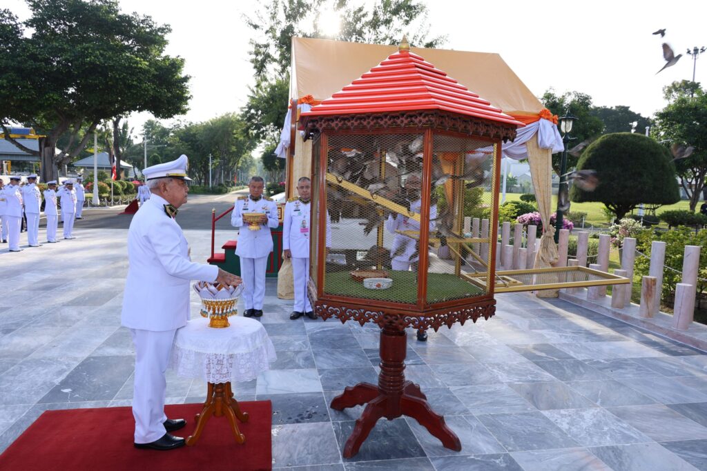 วันนี้ 7 ธันวาคม 2567 เวลา 07.53 น. พระบาทสมเด็จพระเจ้าอยู่หัว ทรงพระกรุณาโปรดเกล้า โปรดกระหม่อมให้ พลเอก สุรยุทธ์ จุลานนท์ ประธานองคมนตรี เป็นผู้แทนพระองค์ ไปในการบำเพ็ญ พระราชกุศลปล่อยโค นก และปลา เนื่องในวันคล้ายวันประสูติ สมเด็จพระเจ้าลูกเธอ เจ้าฟ้าพัชร กิติยาภา นเรนทิราเทพยวดี กรมหลวงราชสาริณีสิริพัชร มหาวัชรราชธิดา วันที่ 7 ธันวาคม 2567 ณ ท่าว่าสุกรี เขตดุสิต กรุงเทพมหานคร ในการนี้ ประธานองคมนตรี ประพรมน้ำพระพุทธมนต์ที่โคและปล่อยโค จำนวน 1 คู่ ทรงพระกรุณาโปรดเกล้าโปรดกระหม่อมพระราชทานแก่ครอบครัวเกษตรกร นายคำเพียร ชัยสิงห์ บ้านเลขที่ 109 หมู่ที่ 6 ตำบลโคกสูง อำเภอหนองกี่ จังหวัดบุรีรัมย์ เพื่อนำไปเลี้ยงขยายพันธุ์เพิ่มผลผลิต ประพรมน้ำพระพุทธมนต์ที่กรงนก ปล่อยนกเขาชวา จำนวน 47 ตัว กลับคืนสู่ธรรมชาติ ประพรมน้ำ พระพุทธมนต์ที่ตู้ปลา ตัดแถบแพร่ตู้ปลา ปล่อยพันธุ์ปลาน้ำจืด จำนวน 490,000 ตัว ซึ่งกรมประมงน้อมเกล้าน้อมกระหม่อมถวาย ประกอบด้วย ปลาตะเพียนขาว ปลาตะเพียนทอง ปลายี่สกไทย ปลาแก้มช้ำ ปลาสร้อยขาว ปลากระแห ปลาโพง ปลาสวาย และปลาชะโอน ลงแม่น้ำเจ้าพระยา เพื่อให้เจริญเติบโตรักษาความสมดุลตามระบบนิเวศน์ และเพาะขยายพันธุ์ตามธรรมชาติต่อไป