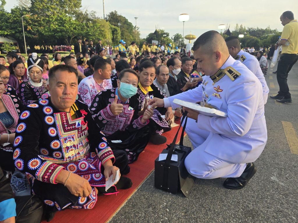 จากนั้น พระบาทสมเด็จพระเจ้าอยู่หัว และสมเด็จพระนางเจ้า ฯ พระบรมราชินี ประทับรถไฟฟ้าพระที่นั่ง เสด็จพระราชดำเนินไปยังลานราชพฤกษ์ ทรงเปิดงานโครงการหลวง 2567 “Hats on Hills ห่มเขาด้วยเงาไม้ ใต้ร่มพระบารมี 55 ปี โครงการหลวง” ณ อุทยานหลวงราชพฤกษ์ อำเภอเมืองเชียงใหม่ จังหวัดเชียงใหม่