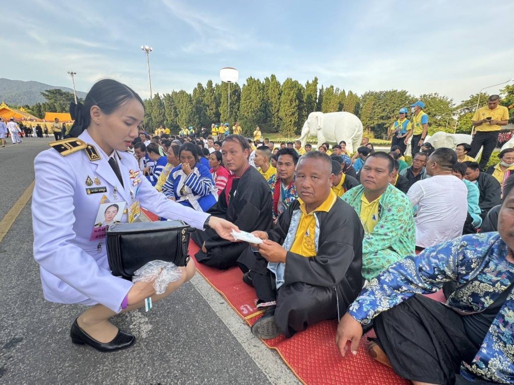 จากนั้น พระบาทสมเด็จพระเจ้าอยู่หัว และสมเด็จพระนางเจ้า ฯ พระบรมราชินี ประทับรถไฟฟ้าพระที่นั่ง เสด็จพระราชดำเนินไปยังลานราชพฤกษ์ ทรงเปิดงานโครงการหลวง 2567 “Hats on Hills ห่มเขาด้วยเงาไม้ ใต้ร่มพระบารมี 55 ปี โครงการหลวง” ณ อุทยานหลวงราชพฤกษ์ อำเภอเมืองเชียงใหม่ จังหวัดเชียงใหม่