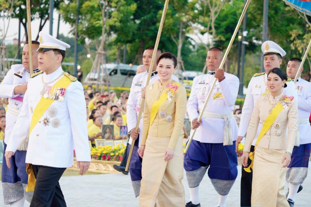 เวลา ๑๗.๔๗ น. พระบาทสมเด็จพระเจ้าอยู่หัว และสมเด็จพระนางเจ้า ฯ พระบรมราชินี เสด็จพระราชดำเนินไปในการพระราชพิธีทรงบำเพ็ญพระราชกุศลทักษิณานุปทาน เนื่องในวันคล้ายวันพระบรม ราชสมภพพระบาทสมเด็จพระบรมชนกาธิเบศร มหาภูมิพลอดุลยเดชมหาราช บรมนาถบพิตร พุทธศักราช ๒๕๖๗ ณ พระที่นั่งอมรินทรวินิจฉัย พระบรมมหาราชวัง