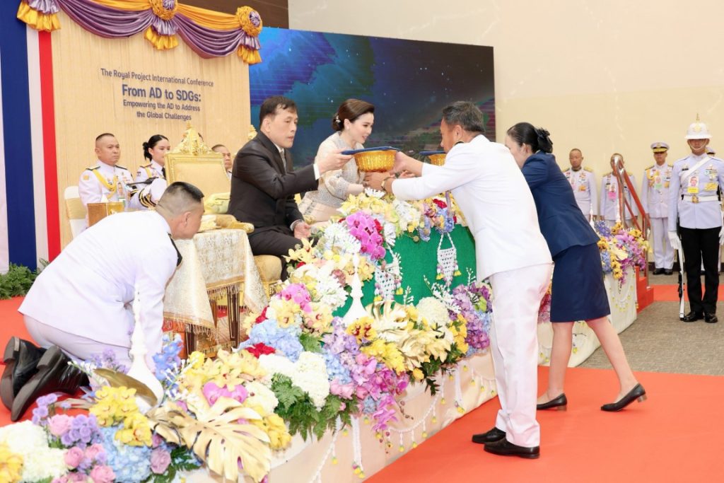 พระบาทสมเด็จพระเจ้าอยู่หัว และสมเด็จพระนางเจ้า ฯ พระบรมราชินี เสด็จพระราชดำเนินโดยรถยนต์พระที่นั่ง จากพระที่นั่งอัมพรสถาน พระราชวังดุสิต ไปยังท่าอากาศยานทหาร ดอนเมือง เพื่อประทับเครื่องบินพระที่นั่ง เสด็จพระราชดำเนินไปทรงเปิดการประชุมวิชาการนานาชาติ “จากการพัฒนา ทางเลือกมุ่งสู่การพัฒนาที่ยั่งยืน : เสริมสร้างความเข้มแข็งให้กับการพัฒนาทางเลือก เพื่อรับมือการท้าทายทุกประเด็น ของโลก” (The Royal Project International Conference : From Alternative Development to Sustainable Development Goals : Empowering Alternative Development to Address Global Challenges) และทรงเปิดงานโครงการหลวง ๒๕๖๗ “Hats on Hills ห่มเขาด้วยเงาไม้ ใต้ร่มพระบารมี ๕๕ ปี โครงการหลวง” ณ อุทยานหลวงราชพฤกษ์ อำเภอเมืองเชียงใหม่ จังหวัดเชียงใหม่
