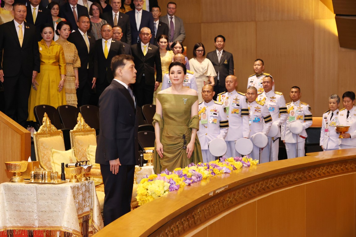 พระบาทสมเด็จพระเจ้าอยู่หัว และสมเด็จพระนางเจ้า ฯ พระบรมราชินี เสด็จพระราชดําเนินไปทอดพระเนตรการแสดงดนตรีออร์เคสตราเฉลิมพระเกียรติพระบาทสมเด็จพระเจ้าอยู่หัว เนื่องในโอกาสพระราชพิธีมหามงคลเฉลิมพระชนมพรรษา 6 รอบ 28 กรกฎาคม 2567 ณ หอประชุมนวมภูมินทร์ วชิราวุธวิทยาลัย เขตดุสิต กรุงเทพมหานคร