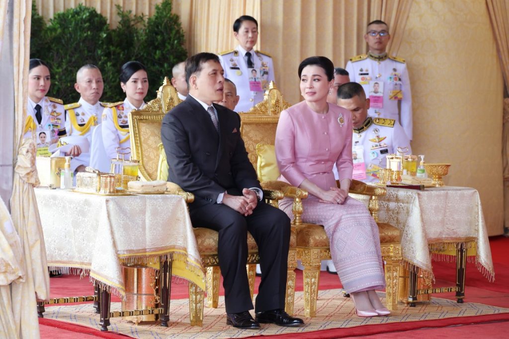 พระบาทสมเด็จพระเจ้าอยู่หัว และสมเด็จพระนางเจ้า ฯ พระบรมราชินี เสด็จพระราชดำเนินโดยรถยนต์พระที่นั่ง จากพระที่นั่งอัมพรสถาน พระราชวังดุสิต ไปทรงสักการะพระบรมสารีริกธาตุ (พระเขี้ยวแก้ว) จากสาธารณรัฐประชาชนจีนมาประดิษฐานในประเทศไทย เป็นการชั่วคราว เนื่องในโอกาสพระราชพิธีมหามงคลเฉลิมพระชนมพรรษา ๖ รอบ ๒๘ กรกฎาคม ๒๕๖๗ ณ มณฑลพิธี ท้องสนามหลวง เขตพระนคร กรุงเทพมหานคร