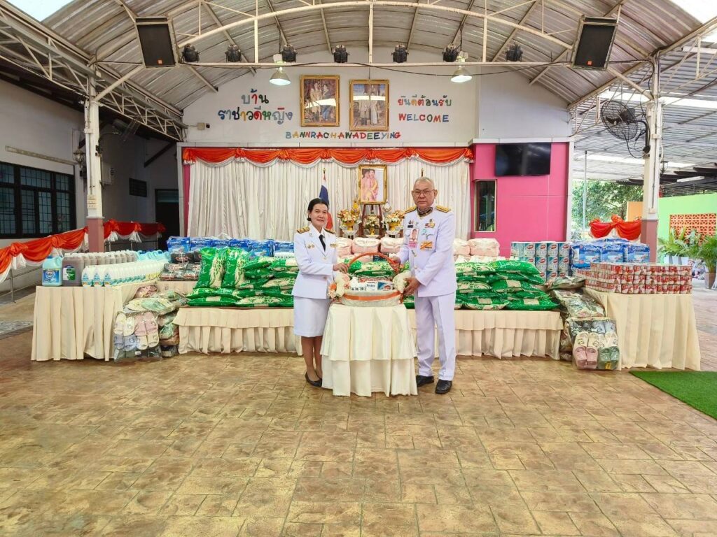 พระบาทสมเด็จพระเจ้าอยู่หัว ทรงพระกรุณาโปรดเกล้าโปรดกระหม่อมพระราชทาน สิ่งของเครื่องอุปโภคบริโภค และเวชภัณฑ์ทางการแพทย์ แก่สถานสงเคราะห์ต่าง ๆ เนื่องในโอกาสวันคล้ายวันประสูติ สมเด็จพระเจ้าลูกเธอ เจ้าฟ้าพัชรกิติยาภา นเรนทิราเทพยวดี กรมหลวงราชสาริณีสิริพัชร มหาวัชรราชธิดา