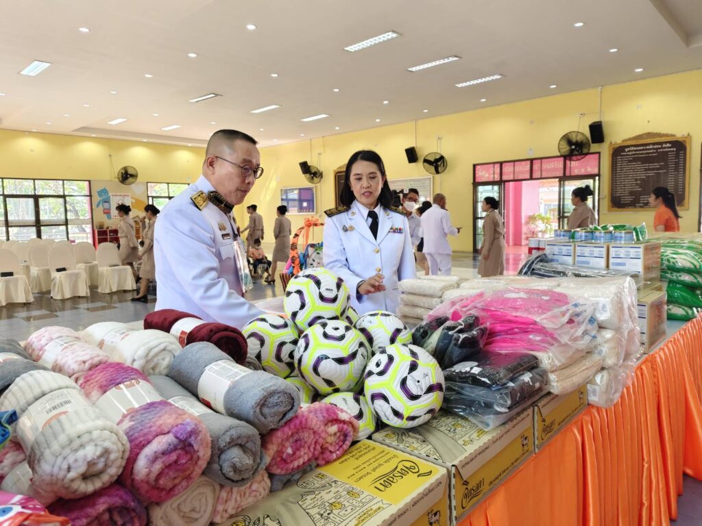 – ทรงพระกรุณาโปรดเกล้าโปรดกระหม่อมให้ นายประเสริฐ ฉัตรชัยศักดิ์ เชิญสิ่งของ เครื่องอุปโภคบริโภค เวชภัณฑ์ทางการแพทย์ อุปกรณ์การเรียน และอุปกรณ์กีฬาพระราชทาน ไปมอบแก่เด็ก และเยาวชน รวมถึงเจ้าหน้าที่ จำนวนรวม 253 คน ณ สถานสงเคราะห์เด็กอ่อนรังสิต อำเภอธัญบุรี จังหวัดปทุมธานี สถานสงเคราะห์เด็กอ่อนรังสิต สังกัดกองส่งเสริมการพัฒนาและสวัสดิการเด็ก เยาวชน และครอบครัว กรมกิจการเด็กและเยาวชน กระทรวงการพัฒนาสังคมและความมั่นคงของมนุษย์ จัดตั้งขึ้นเมื่อวันที่ 12 กรกฎาคม 2522 เพื่อเป็นสถานสงเคราะห์อุปการะเลื้ยงดูเด็กชาย – เด็กหญิง ที่มีอายุตั้งแต่แรกเกิด จนถึง 6 ปี ซึ่งประสบปัญหาจากครอบครัวที่ไม่สามารถให้การเลี้ยงดูเด็กได้อย่างเหมาะสม โดยมีการดำเนินงานในการจัดสวัสดิการเพื่อให้เด็กมีความเป็นอยู่ที่ดี มุ่งเน้นการส่งเสริมให้เด็กมีพัฒนาการที่เหมาะสมตามวัย ทั้งด้านร่างกาย อารมณ์ จิตใจ สังคมและสติปัญญา อีกทั้งได้รับ การศึกษาและการเรียนรู้ตามช่วงวัย