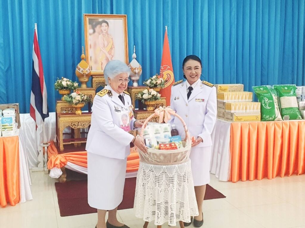 วันนี้ (4 ธันวาคม 2567) เวลา 09.54 น. พระบาทสมเด็จพระเจ้าอยู่หัว ทรงพระกรุณา โปรดเกล้าโปรดกระหม่อมพระราชทานสิ่งของเครื่องอุปโภคบริโภค และเวชภัณฑ์ทางการแพทย์ ไปมอบแก่สถานสงเคราะห์ต่าง ๆ จำนวน 2 แห่ง ดังนี้ – ทรงพระกรุณาโปรดเกล้าโปรดกระหม่อมให้ ท่านผู้หญิงบุตรี วีระไวทยะ เชิญสิ่งของ เครื่องอุปโภคบริโภค และเวชภัณฑ์ทางการแพทย์พระราชทาน ไปมอบแก่ผู้สูงอายุ รวมถึงเจ้าหน้าที่ จำนวนรวม 320 คน ณ ศูนย์พัฒนาการจัดสวัสดิการสังคมผู้สูงอายุบ้านบางแค เขตภาษีเจริญ กรุงเทพมหานคร ศูนย์พัฒนาการจัดสวัสดิการสังคมผู้สูงอายุบ้านบางแค เดิมใช้ชื่อว่า “สถานสงเคราะห์คนชราบ้านบางแค” โดยจัดตั้งขึ้นเมื่อวันที่ 1 มิถุนายน 2496 เป็นสถานสงเคราะห์ผู้สูงอายุแห่งแรกของประเทศไทย ทำหน้าที่เป็นหน่วยงานส่งเสริม สนับสนุน และพัฒนาการดำเนินงานด้านการจัดสวัสดิการสังคมผู้สูงอายุ รวมถึงการพัฒนาระบบบริการดูแลผู้สูงอายุอย่างทั่วถึง และการคุ้มครองสิทธิให้เข้าถึงผู้สูงอายุอีกด้วย