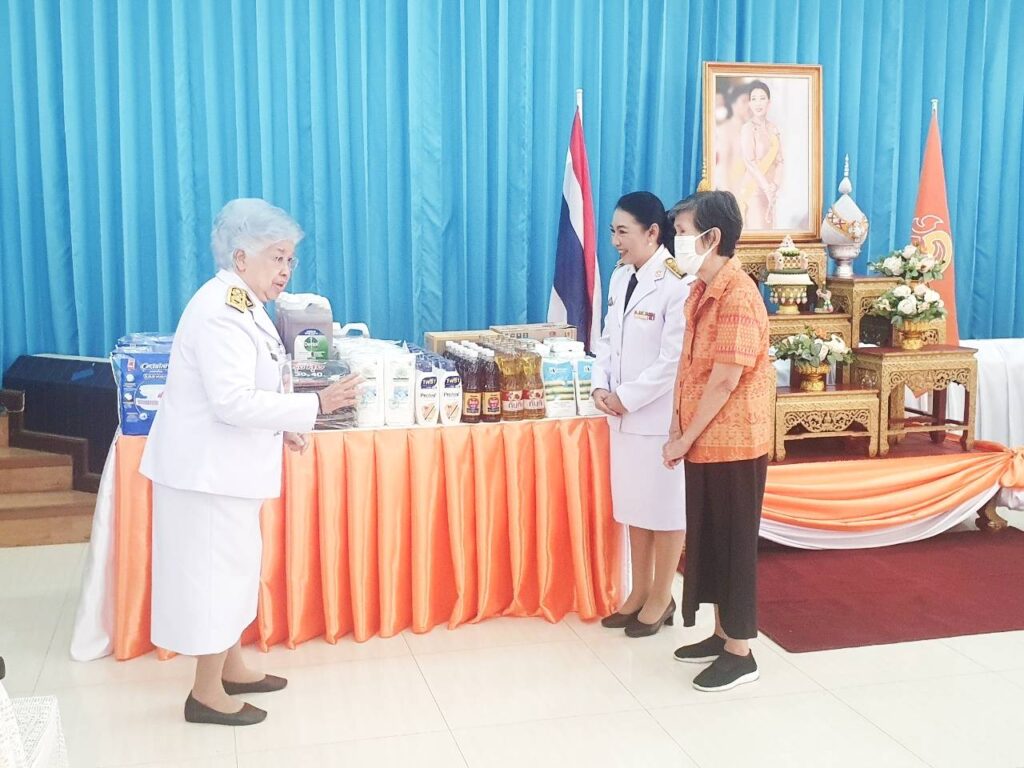 วันนี้ (4 ธันวาคม 2567) เวลา 09.54 น. พระบาทสมเด็จพระเจ้าอยู่หัว ทรงพระกรุณา โปรดเกล้าโปรดกระหม่อมพระราชทานสิ่งของเครื่องอุปโภคบริโภค และเวชภัณฑ์ทางการแพทย์ ไปมอบแก่สถานสงเคราะห์ต่าง ๆ จำนวน 2 แห่ง ดังนี้ – ทรงพระกรุณาโปรดเกล้าโปรดกระหม่อมให้ ท่านผู้หญิงบุตรี วีระไวทยะ เชิญสิ่งของ เครื่องอุปโภคบริโภค และเวชภัณฑ์ทางการแพทย์พระราชทาน ไปมอบแก่ผู้สูงอายุ รวมถึงเจ้าหน้าที่ จำนวนรวม 320 คน ณ ศูนย์พัฒนาการจัดสวัสดิการสังคมผู้สูงอายุบ้านบางแค เขตภาษีเจริญ กรุงเทพมหานคร ศูนย์พัฒนาการจัดสวัสดิการสังคมผู้สูงอายุบ้านบางแค เดิมใช้ชื่อว่า “สถานสงเคราะห์คนชราบ้านบางแค” โดยจัดตั้งขึ้นเมื่อวันที่ 1 มิถุนายน 2496 เป็นสถานสงเคราะห์ผู้สูงอายุแห่งแรกของประเทศไทย ทำหน้าที่เป็นหน่วยงานส่งเสริม สนับสนุน และพัฒนาการดำเนินงานด้านการจัดสวัสดิการสังคมผู้สูงอายุ รวมถึงการพัฒนาระบบบริการดูแลผู้สูงอายุอย่างทั่วถึง และการคุ้มครองสิทธิให้เข้าถึงผู้สูงอายุอีกด้วย
