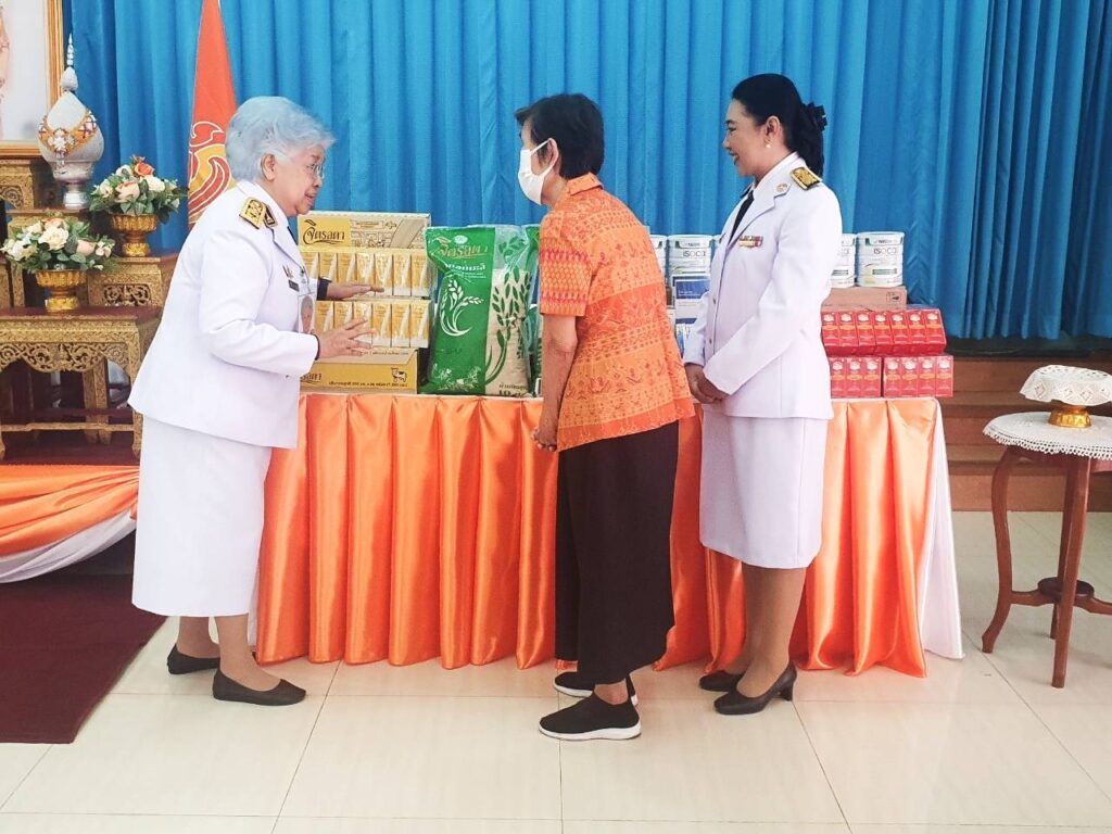 วันนี้ (4 ธันวาคม 2567) เวลา 09.54 น. พระบาทสมเด็จพระเจ้าอยู่หัว ทรงพระกรุณา โปรดเกล้าโปรดกระหม่อมพระราชทานสิ่งของเครื่องอุปโภคบริโภค และเวชภัณฑ์ทางการแพทย์ ไปมอบแก่สถานสงเคราะห์ต่าง ๆ จำนวน 2 แห่ง ดังนี้ – ทรงพระกรุณาโปรดเกล้าโปรดกระหม่อมให้ ท่านผู้หญิงบุตรี วีระไวทยะ เชิญสิ่งของ เครื่องอุปโภคบริโภค และเวชภัณฑ์ทางการแพทย์พระราชทาน ไปมอบแก่ผู้สูงอายุ รวมถึงเจ้าหน้าที่ จำนวนรวม 320 คน ณ ศูนย์พัฒนาการจัดสวัสดิการสังคมผู้สูงอายุบ้านบางแค เขตภาษีเจริญ กรุงเทพมหานคร ศูนย์พัฒนาการจัดสวัสดิการสังคมผู้สูงอายุบ้านบางแค เดิมใช้ชื่อว่า “สถานสงเคราะห์คนชราบ้านบางแค” โดยจัดตั้งขึ้นเมื่อวันที่ 1 มิถุนายน 2496 เป็นสถานสงเคราะห์ผู้สูงอายุแห่งแรกของประเทศไทย ทำหน้าที่เป็นหน่วยงานส่งเสริม สนับสนุน และพัฒนาการดำเนินงานด้านการจัดสวัสดิการสังคมผู้สูงอายุ รวมถึงการพัฒนาระบบบริการดูแลผู้สูงอายุอย่างทั่วถึง และการคุ้มครองสิทธิให้เข้าถึงผู้สูงอายุอีกด้วย