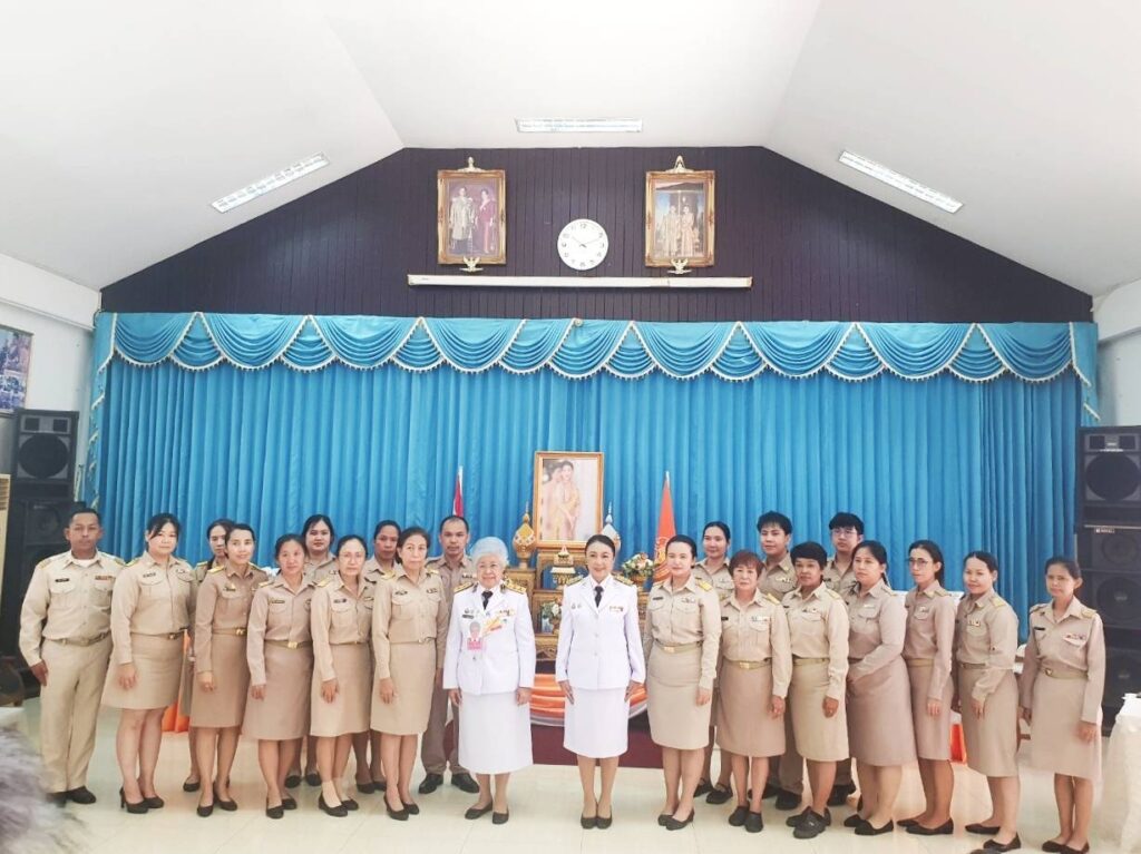วันนี้ (4 ธันวาคม 2567) เวลา 09.54 น. พระบาทสมเด็จพระเจ้าอยู่หัว ทรงพระกรุณา โปรดเกล้าโปรดกระหม่อมพระราชทานสิ่งของเครื่องอุปโภคบริโภค และเวชภัณฑ์ทางการแพทย์ ไปมอบแก่สถานสงเคราะห์ต่าง ๆ จำนวน 2 แห่ง ดังนี้ – ทรงพระกรุณาโปรดเกล้าโปรดกระหม่อมให้ ท่านผู้หญิงบุตรี วีระไวทยะ เชิญสิ่งของ เครื่องอุปโภคบริโภค และเวชภัณฑ์ทางการแพทย์พระราชทาน ไปมอบแก่ผู้สูงอายุ รวมถึงเจ้าหน้าที่ จำนวนรวม 320 คน ณ ศูนย์พัฒนาการจัดสวัสดิการสังคมผู้สูงอายุบ้านบางแค เขตภาษีเจริญ กรุงเทพมหานคร ศูนย์พัฒนาการจัดสวัสดิการสังคมผู้สูงอายุบ้านบางแค เดิมใช้ชื่อว่า “สถานสงเคราะห์คนชราบ้านบางแค” โดยจัดตั้งขึ้นเมื่อวันที่ 1 มิถุนายน 2496 เป็นสถานสงเคราะห์ผู้สูงอายุแห่งแรกของประเทศไทย ทำหน้าที่เป็นหน่วยงานส่งเสริม สนับสนุน และพัฒนาการดำเนินงานด้านการจัดสวัสดิการสังคมผู้สูงอายุ รวมถึงการพัฒนาระบบบริการดูแลผู้สูงอายุอย่างทั่วถึง และการคุ้มครองสิทธิให้เข้าถึงผู้สูงอายุอีกด้วย